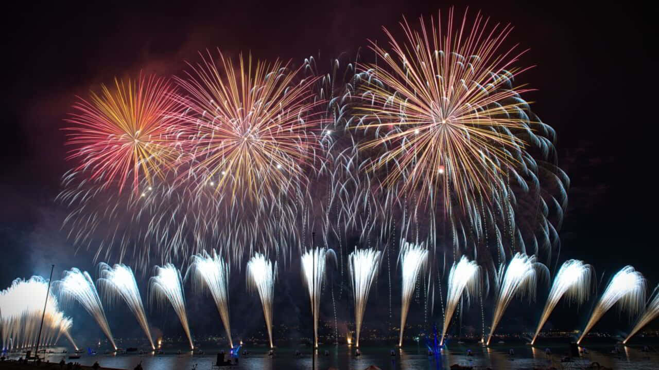 Celebrandoil Capodanno Cinese 2022 Con Vibranti Fuochi D'artificio E Fontane Sfondo