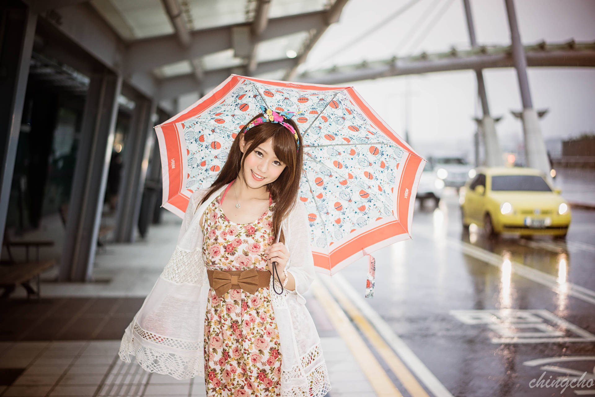 Kinesisk kvinde på lufthavn med multicolored paraply Wallpaper