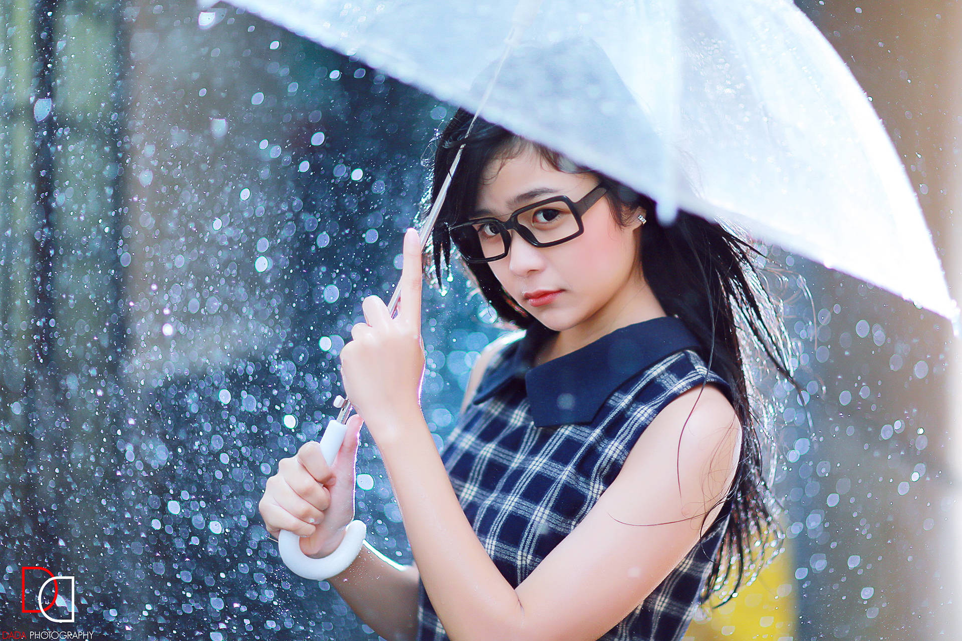 Kinesiskkvinna I Regnet. Wallpaper