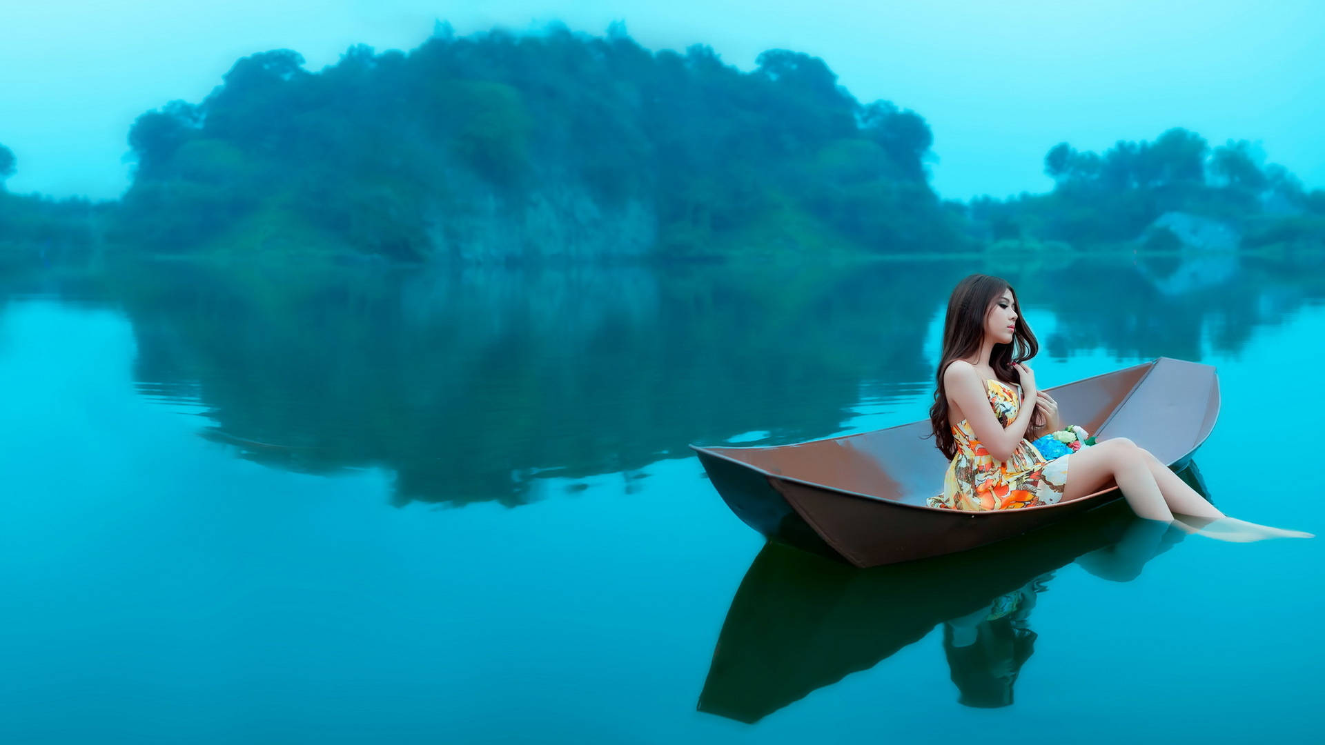 Mujerchina En Una Canoa Fondo de pantalla