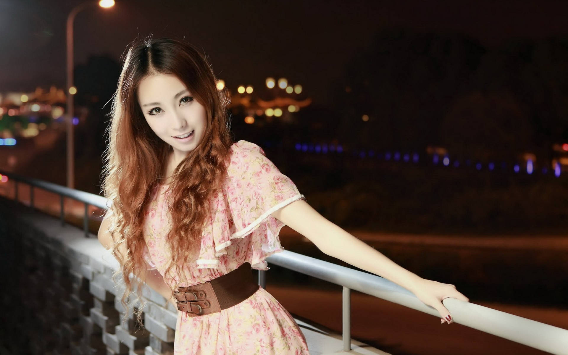 Chinesischefrau Posiert Auf Einer Brücke. Wallpaper