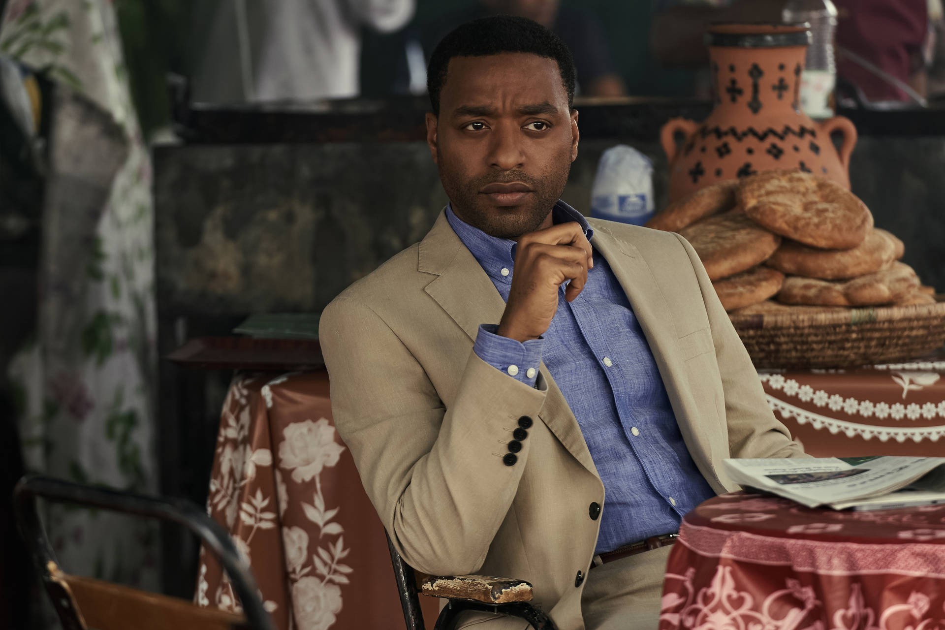 (for A Computer Or Mobile Wallpaper Featuring Chiwetel Ejiofor In The Man Who Fell To Earth Drama) Wallpaper