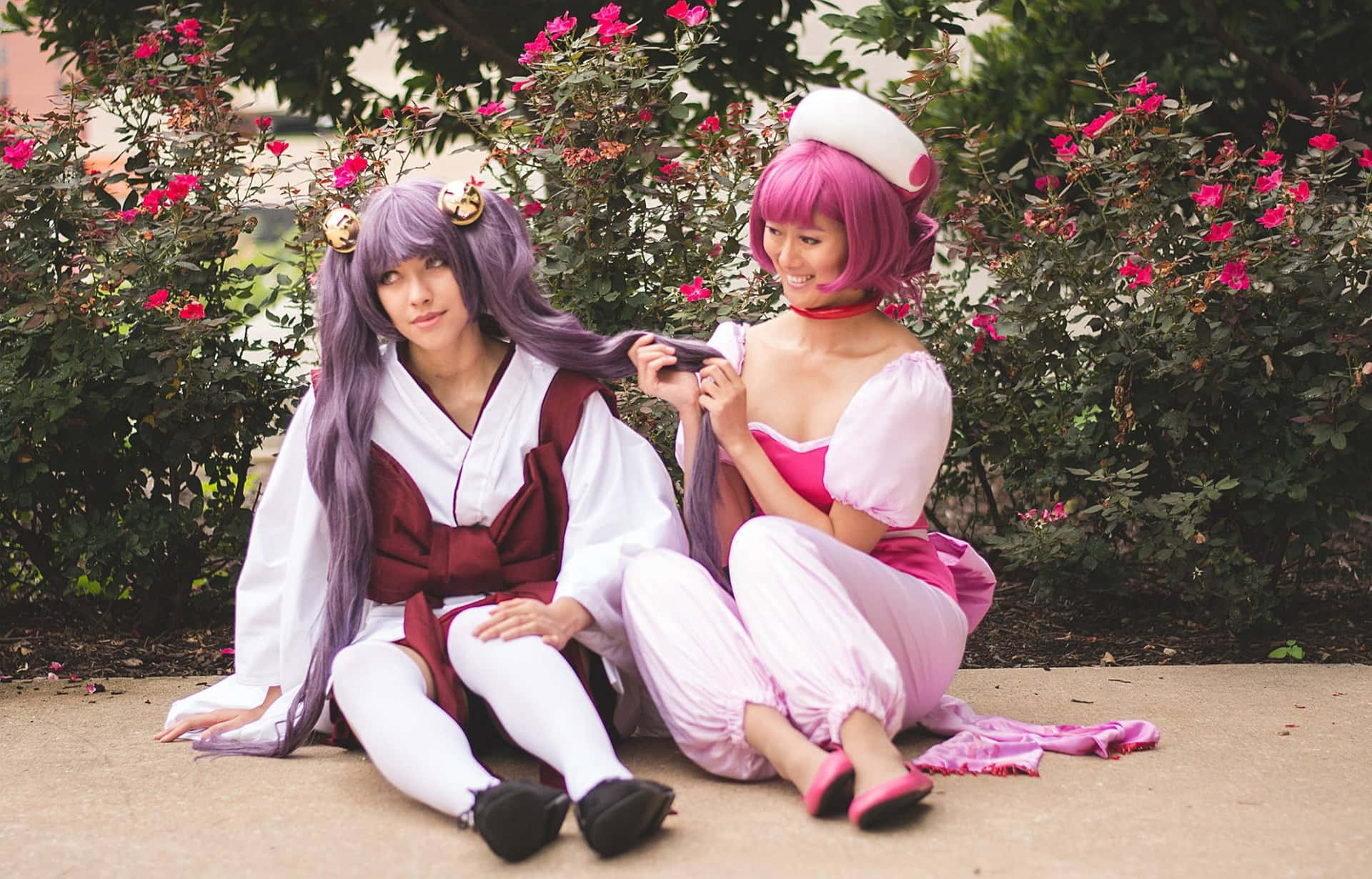 Chobits Cosplayers In De Tuin Achtergrond