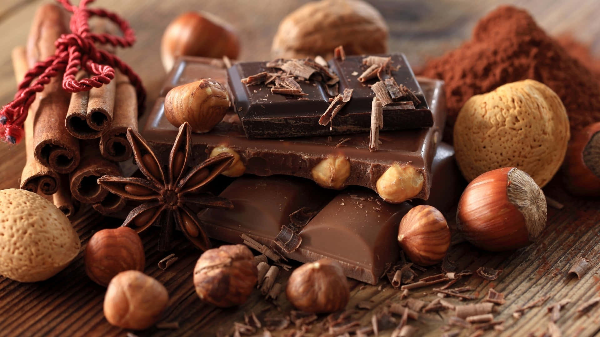 Choklad,nötter Och Kryddor På Ett Träbord