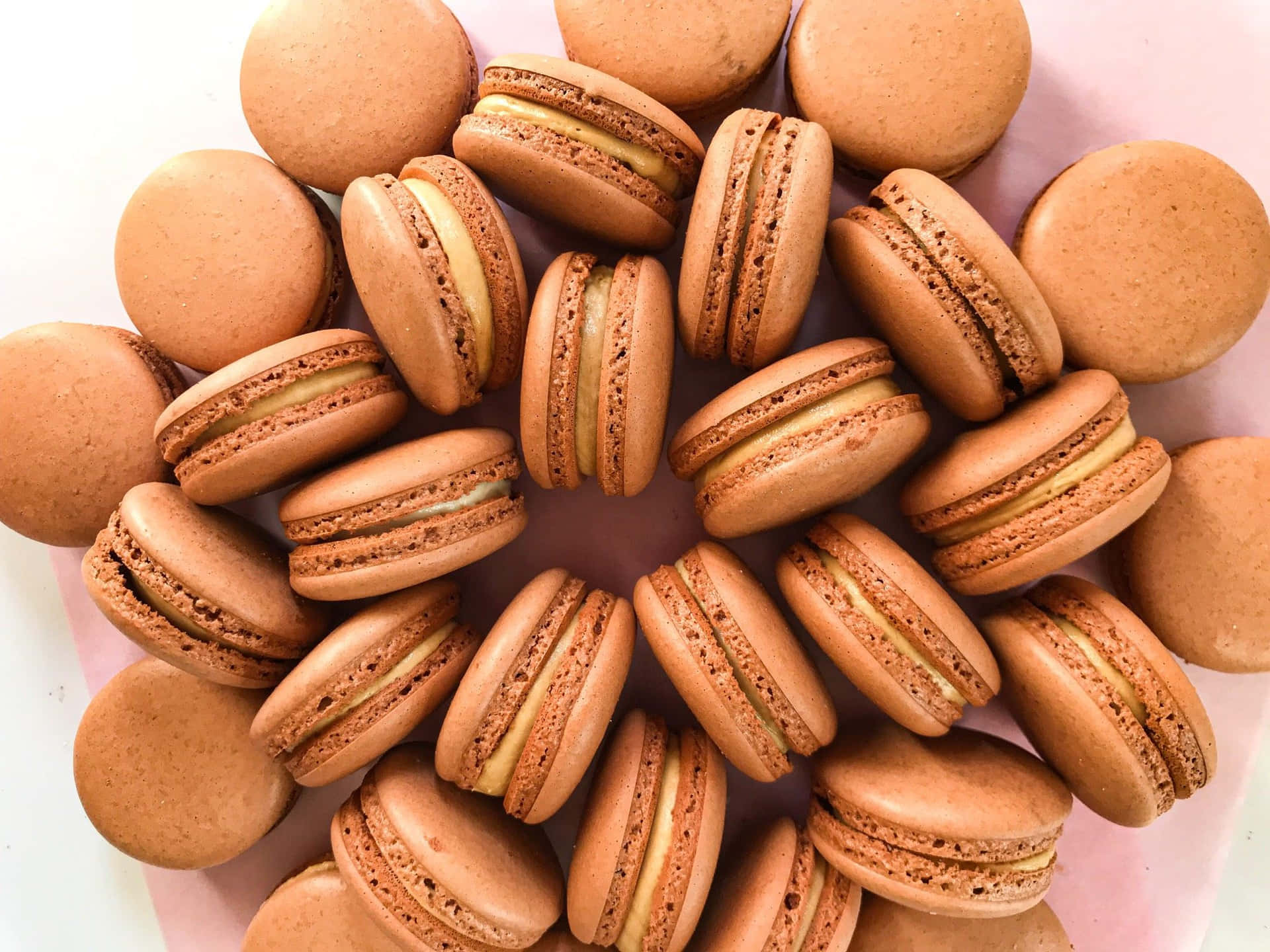 Schokoladenfranzösisches Macaron Mit Buttercreme-füllung. Wallpaper
