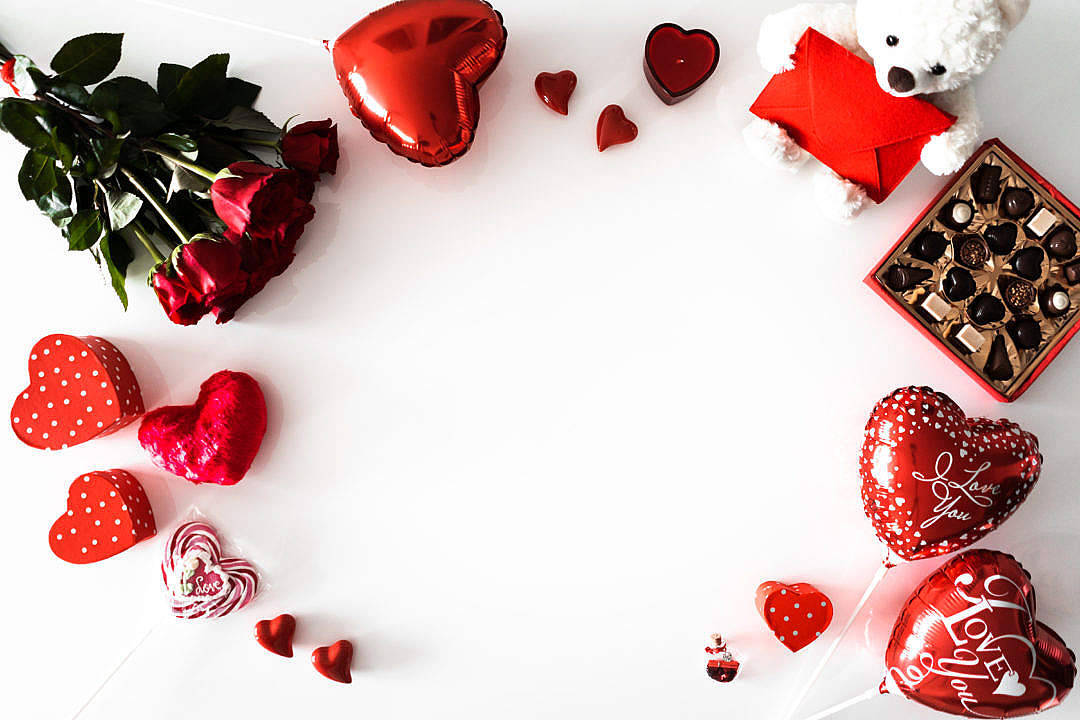 Choklad,ballonger Och Romantiska Blommor Av Kärlek. Wallpaper