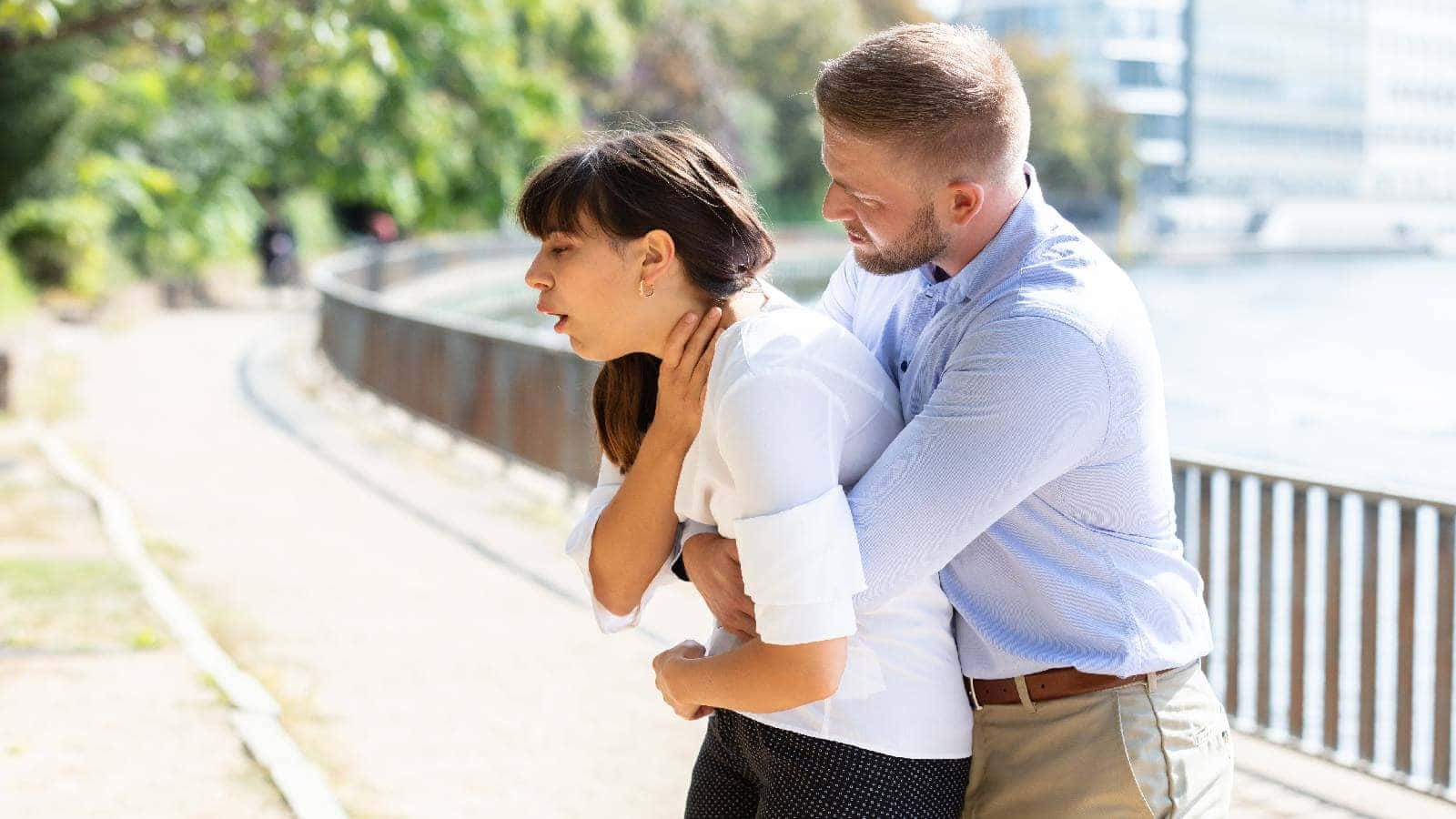 Man Saving A Choking Woman Wallpaper