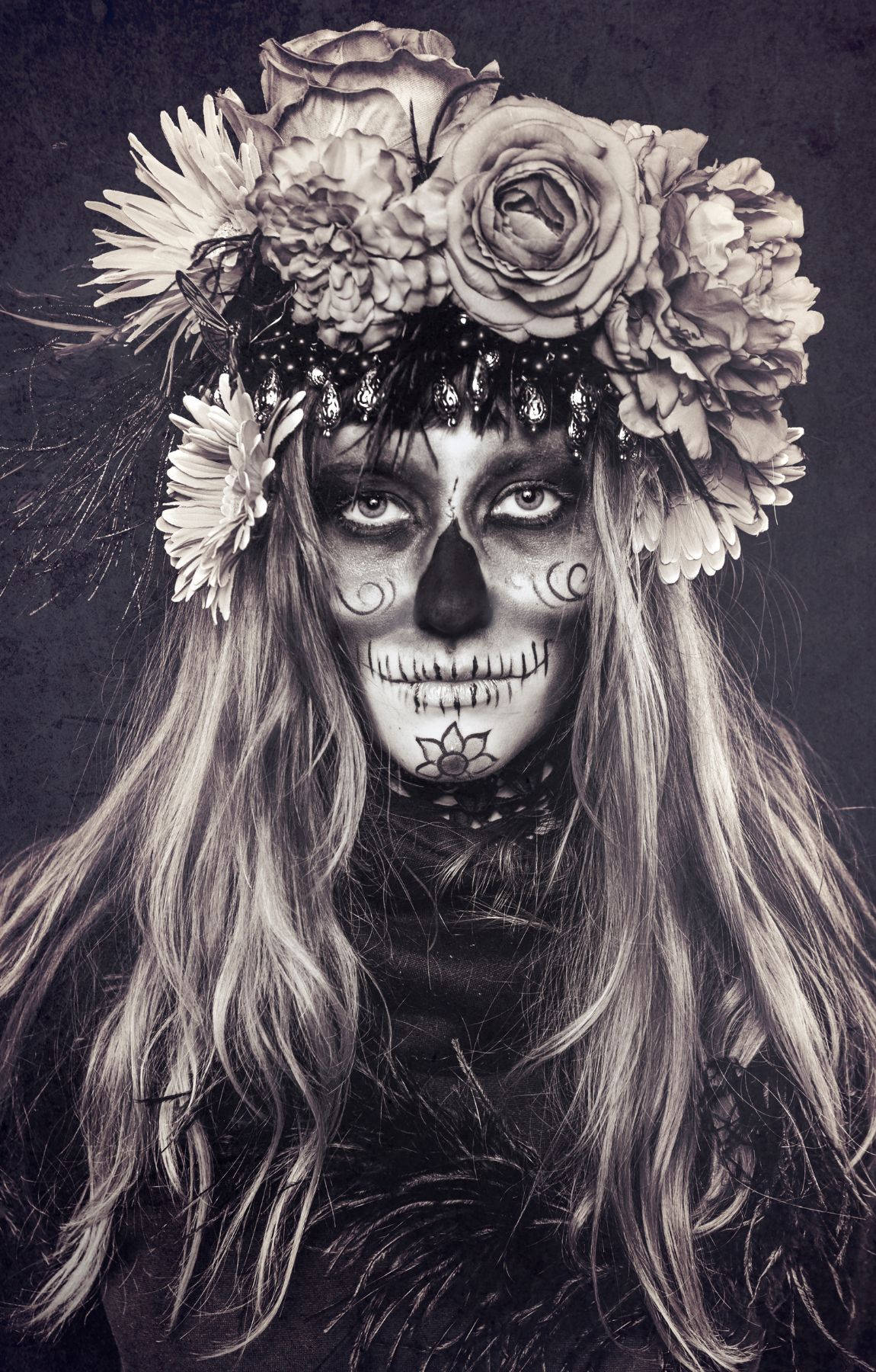 En kvinde med et skalleansigt og blomster Wallpaper
