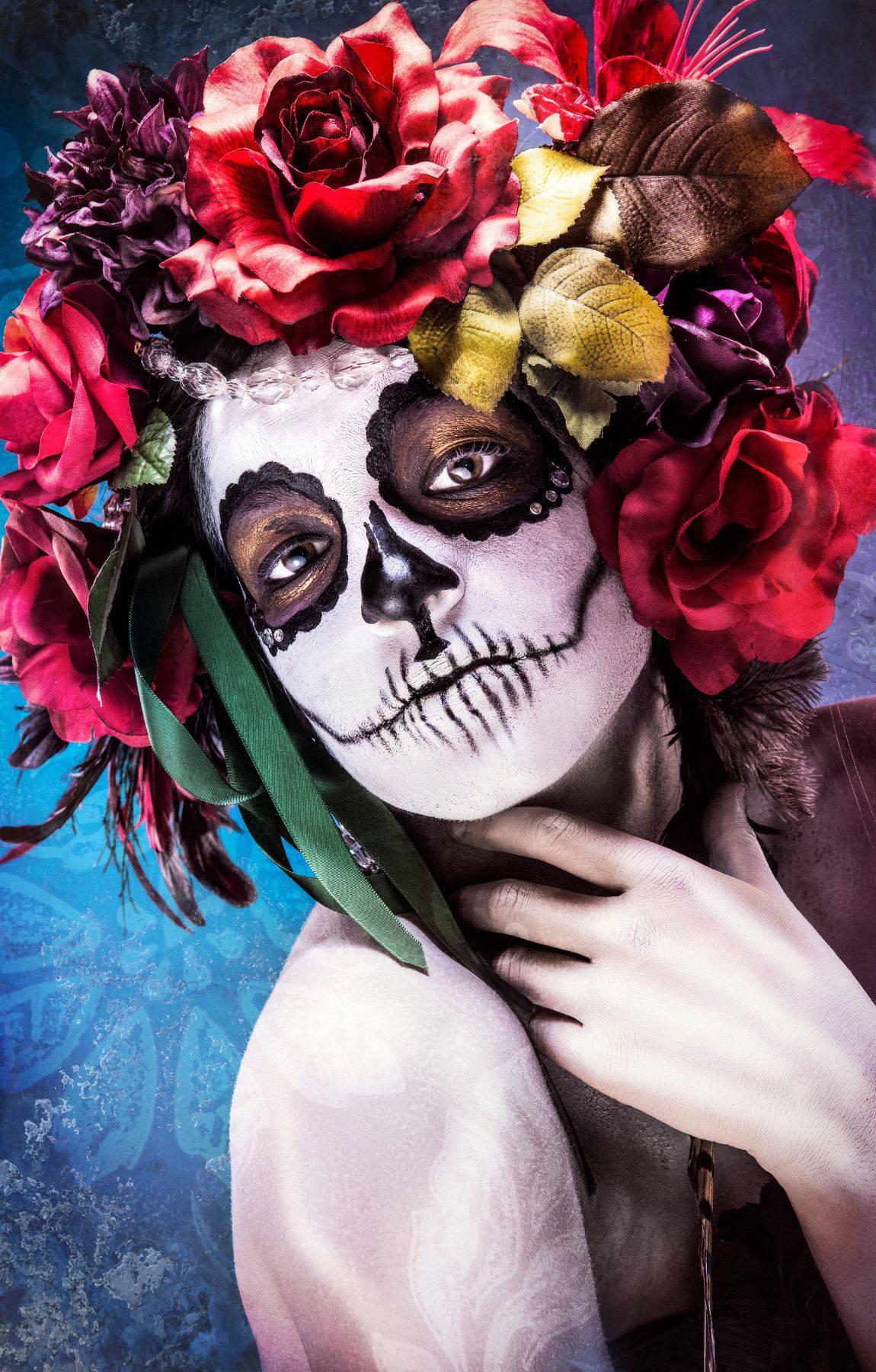 En kvinde med et skeletansigt og blomster på hendes hoved Wallpaper