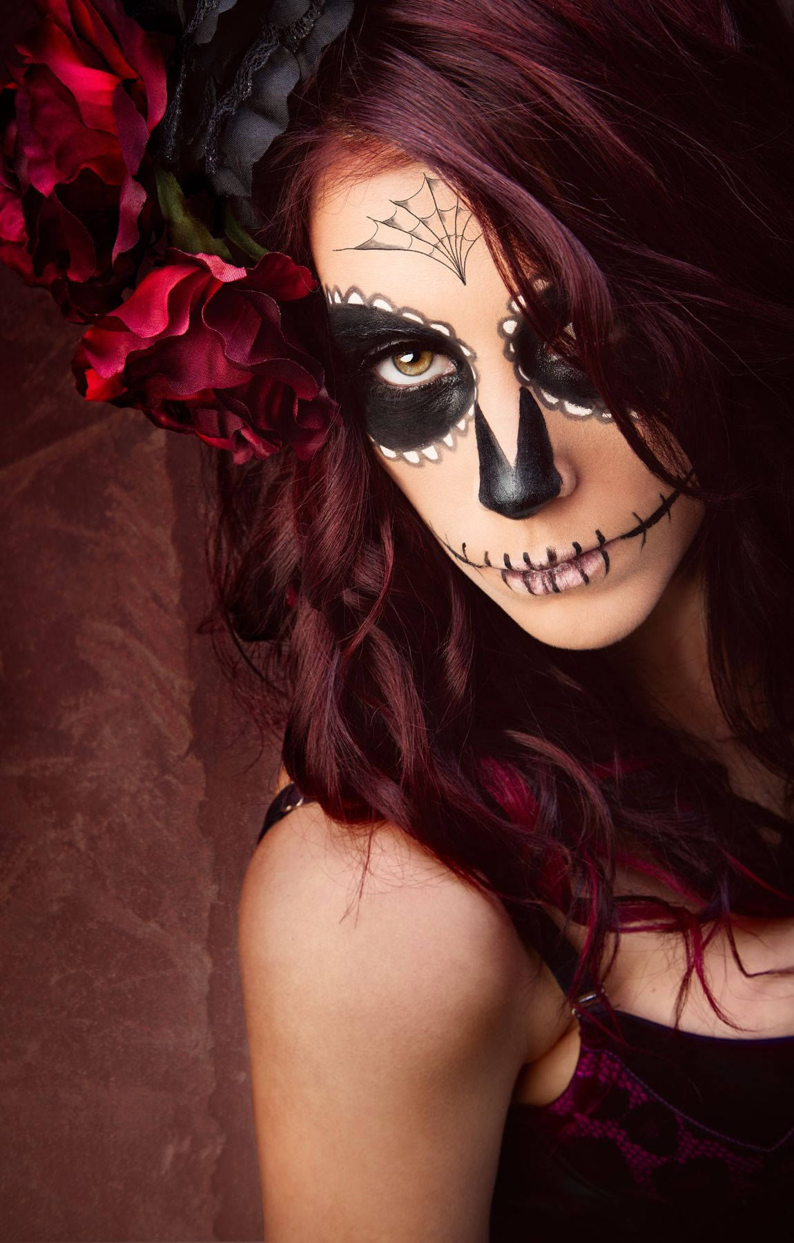 Einefrau Mit Sugar Skull Make-up Und Blumen Wallpaper