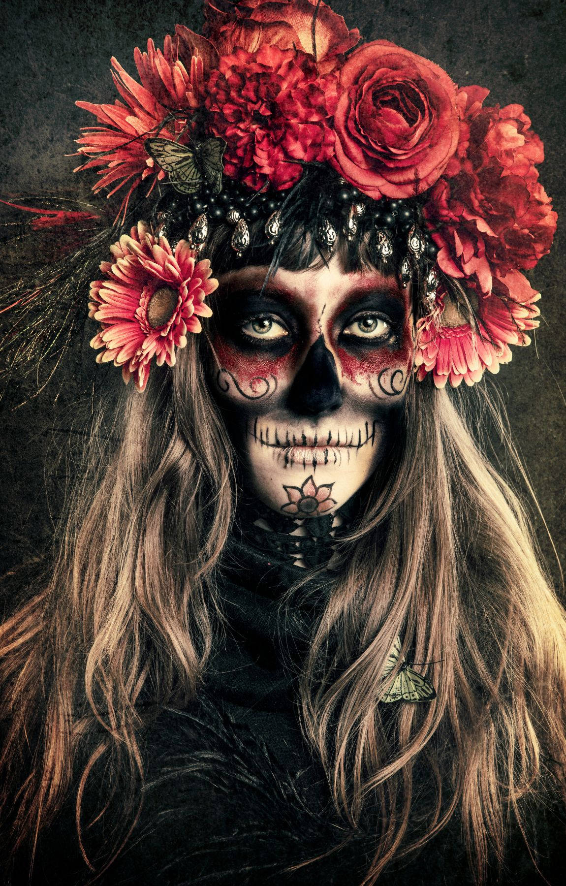Einefarbenfrohe Darstellung Von Zwei Traditionellen Mexikanischen Chola Sugar Skulls. Wallpaper