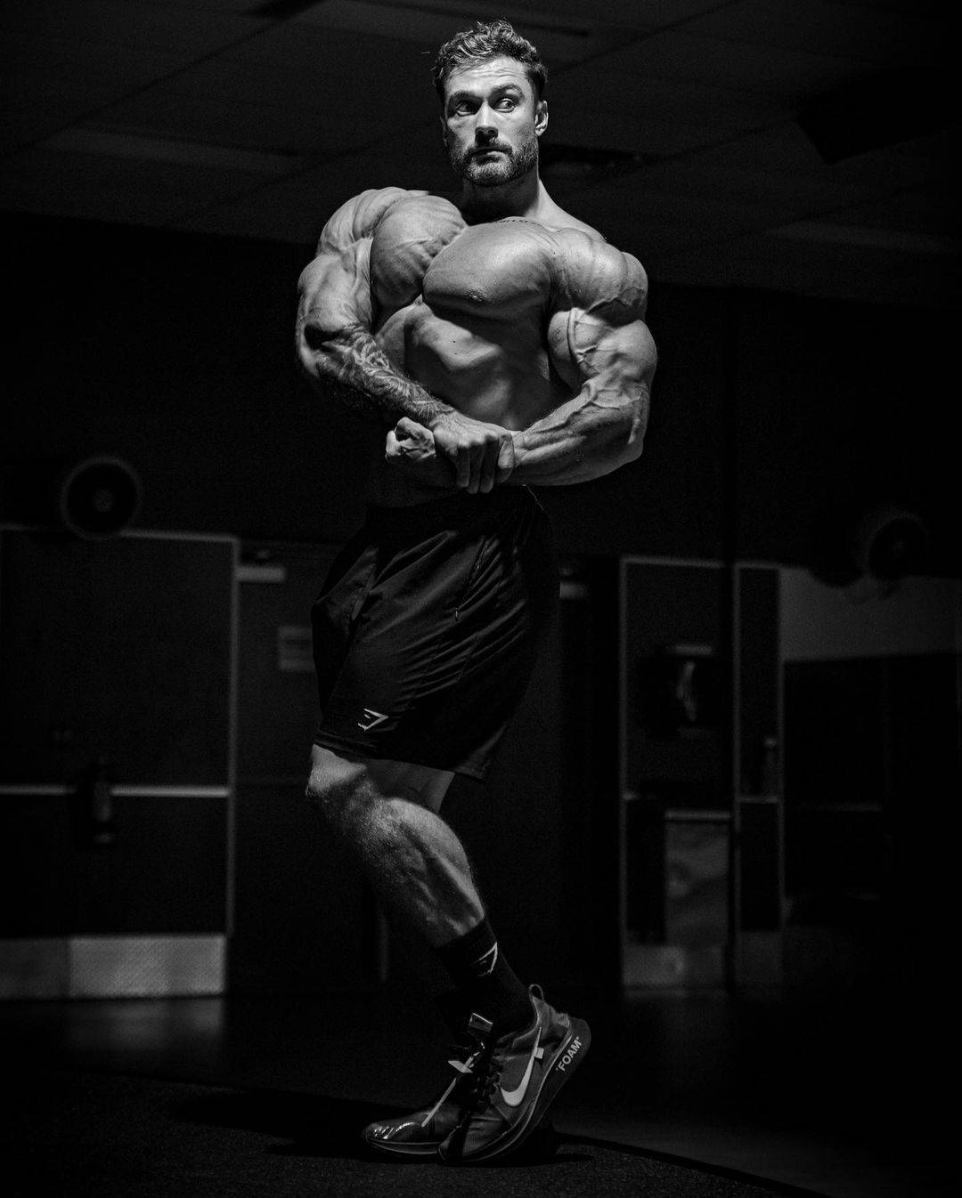Chris Bumstead Med Side Bryst Pose Wallpaper
