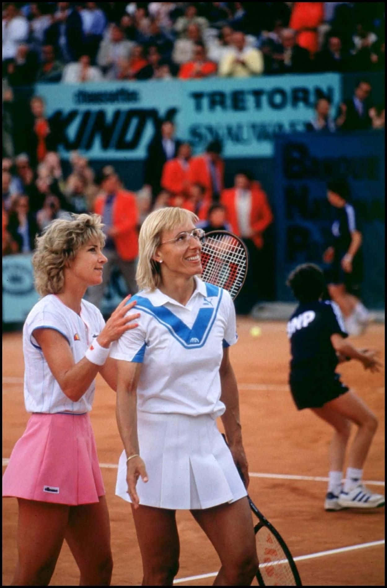 Iconic Tennis Legends Chris Evert and Martina Navratilova Wallpaper