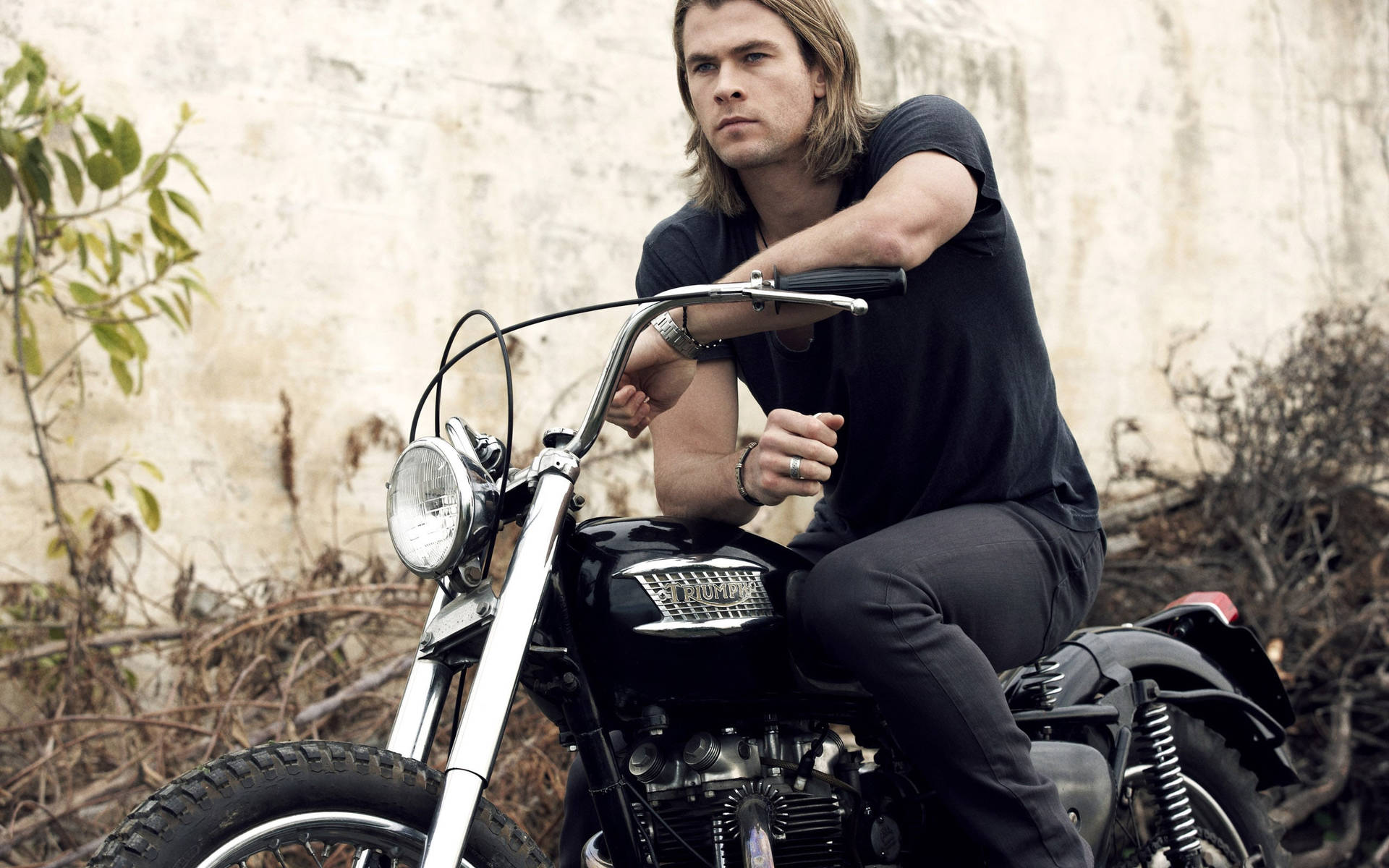 Chris Hemsworth kører på sin motorcykel som et baggrundsbillede. Wallpaper