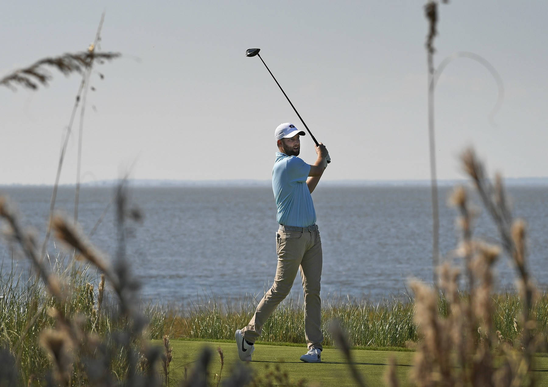 Chris Kirk Golf Club Raised High Wallpaper