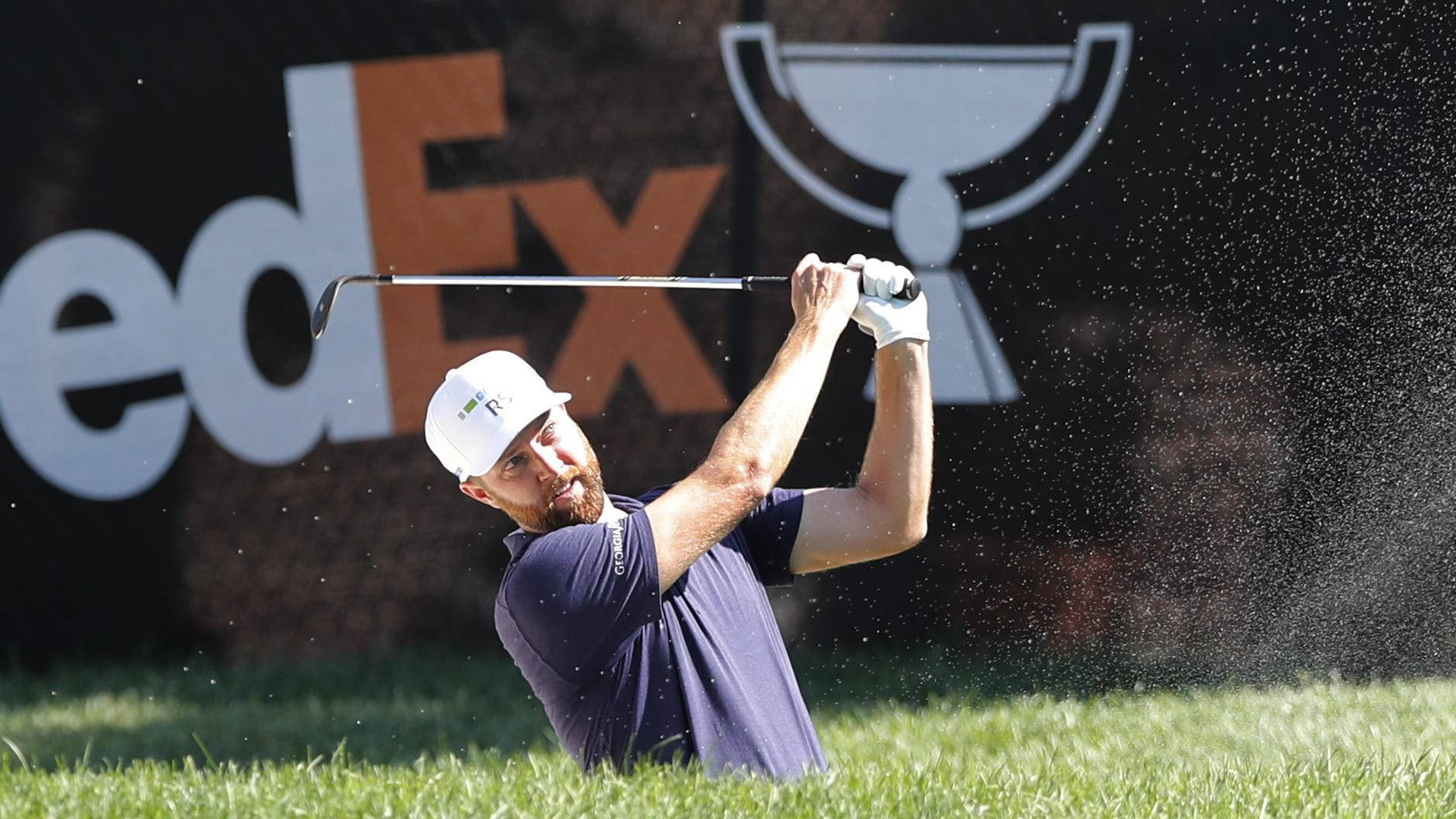 Chris Kirk Golfing Og Splash Af Gul Wallpaper