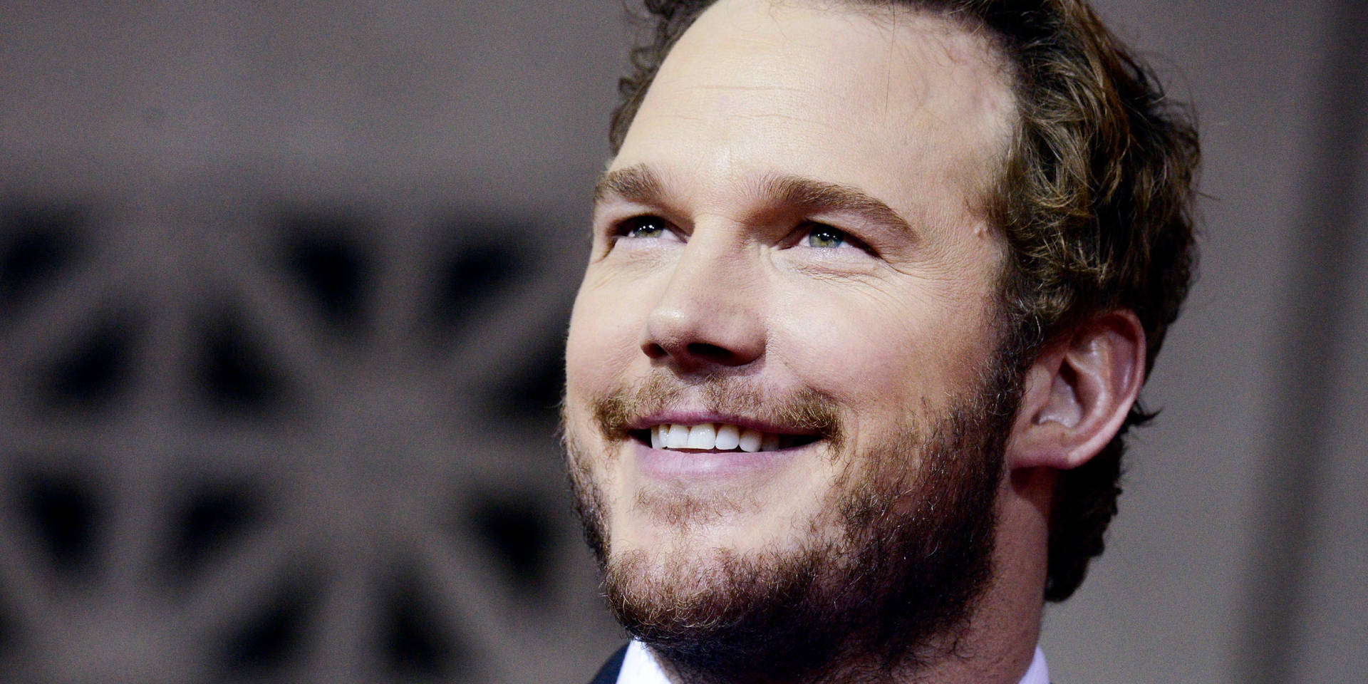 Chris Pratt Stunning Smile Background