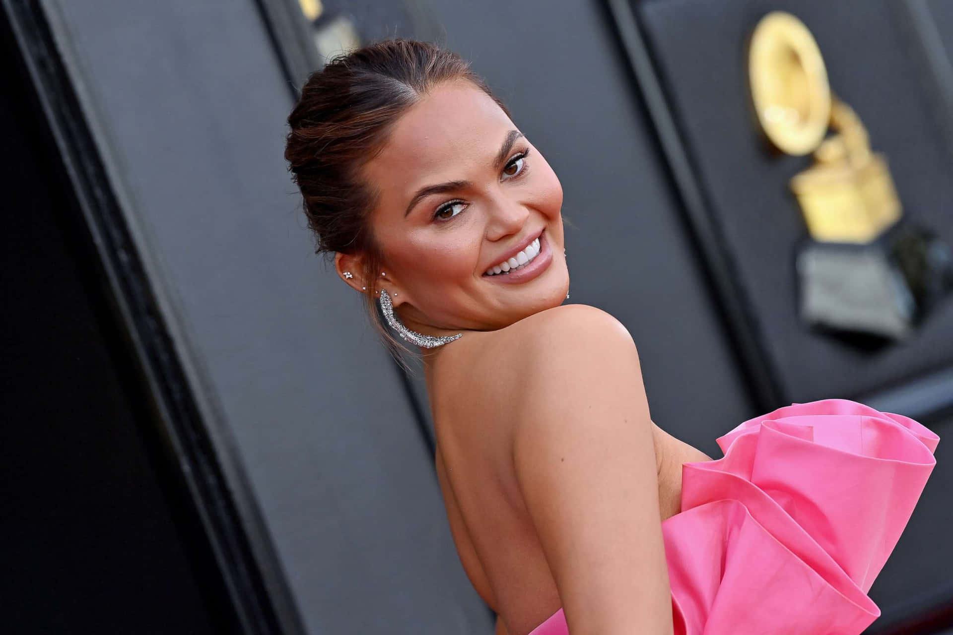 Chrissy Teigen Elegant Pink Gown Event Wallpaper