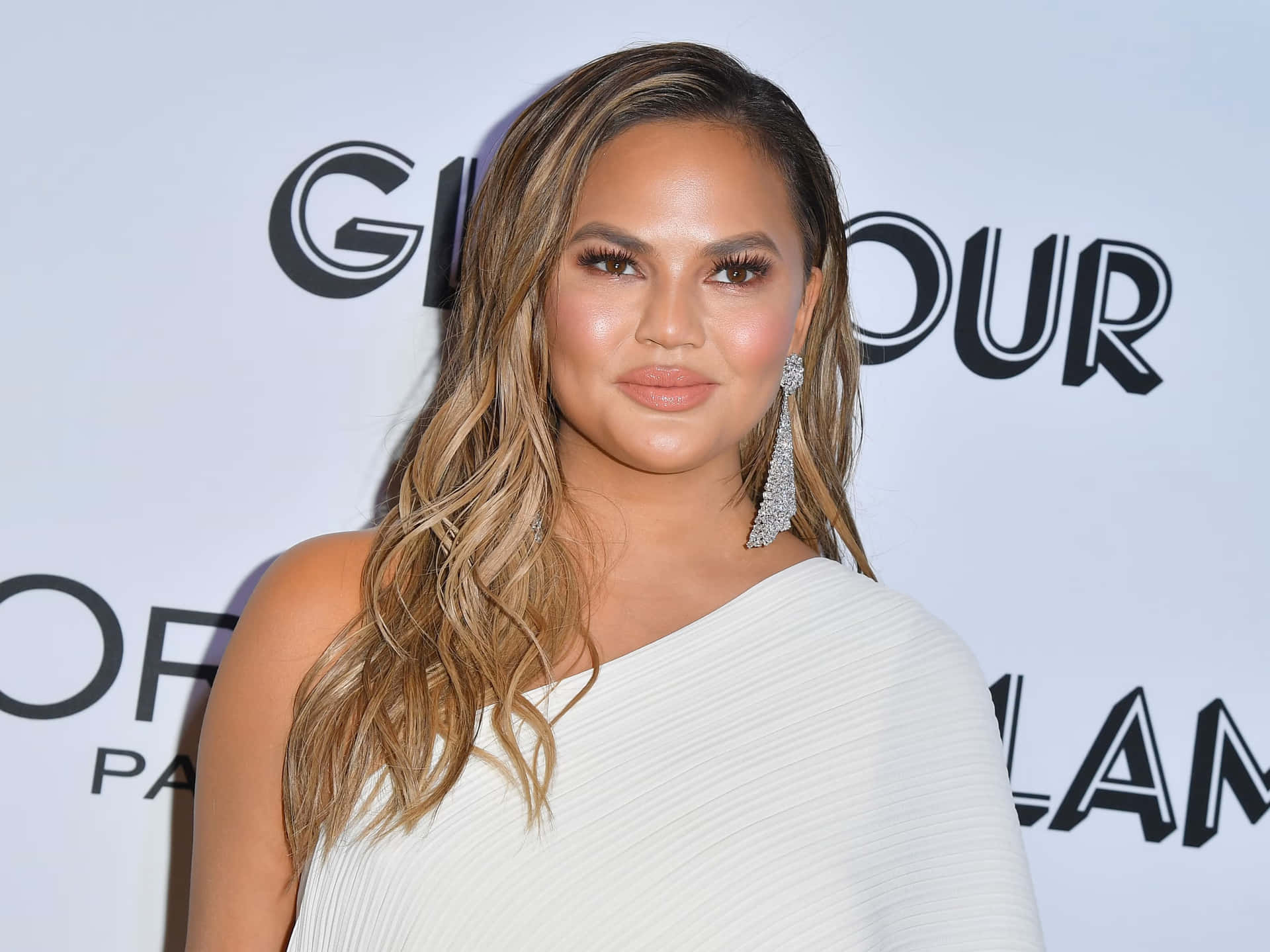 Chrissy Teigen Glamour Event Wallpaper