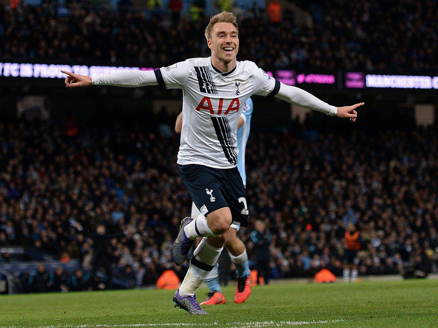Christian Eriksen With Arms Outstretched Wallpaper