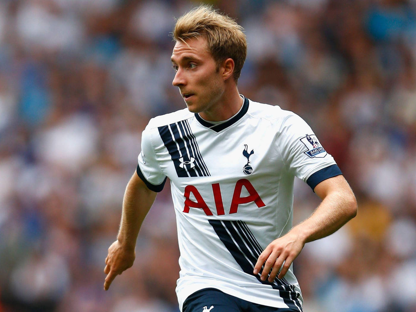 Christian Eriksen With Blurry Crowd In The Backdrop Wallpaper