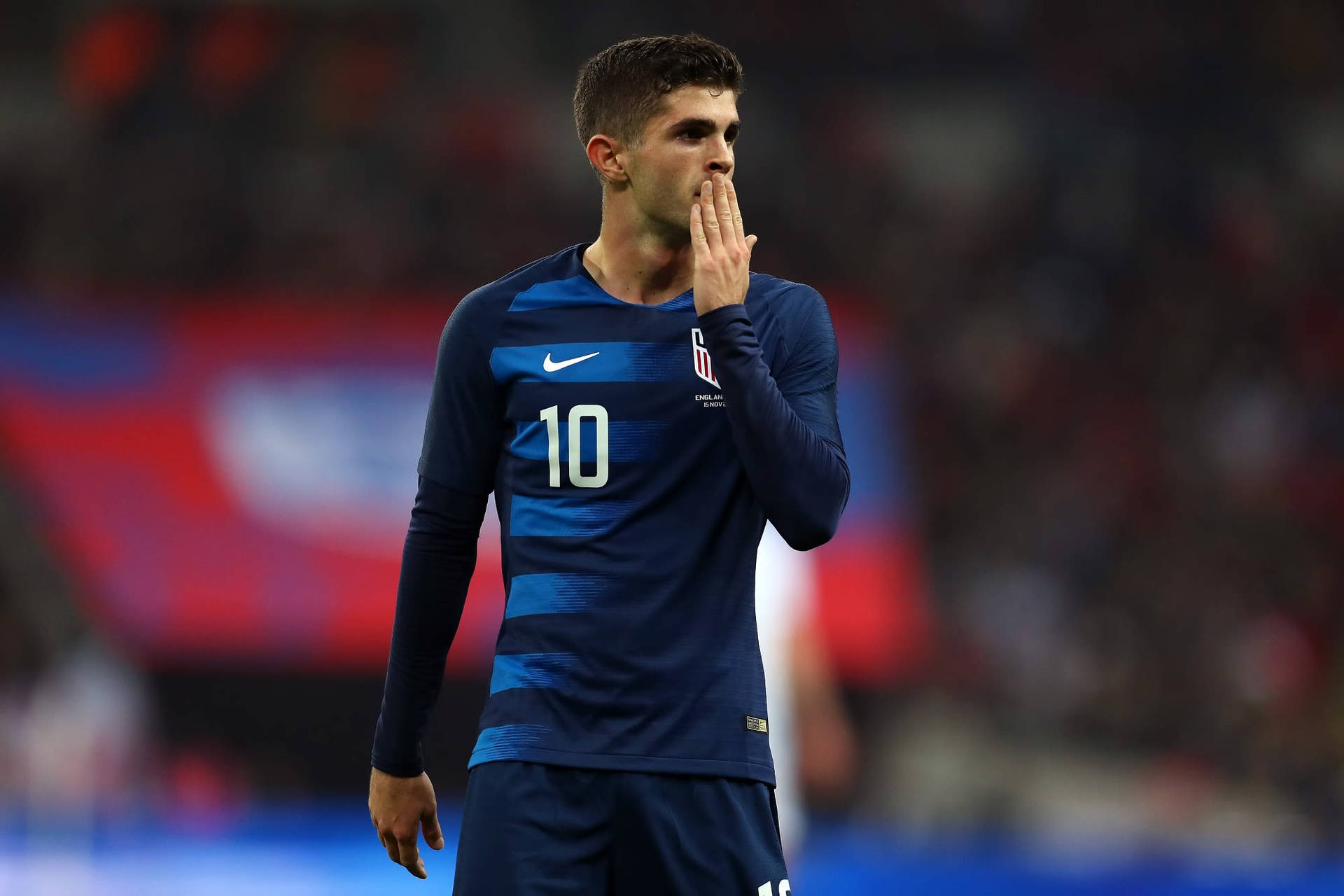 Christianpulisic Med Handen På Munnen. (christian Pulisic With Hand On Mouth.) Wallpaper