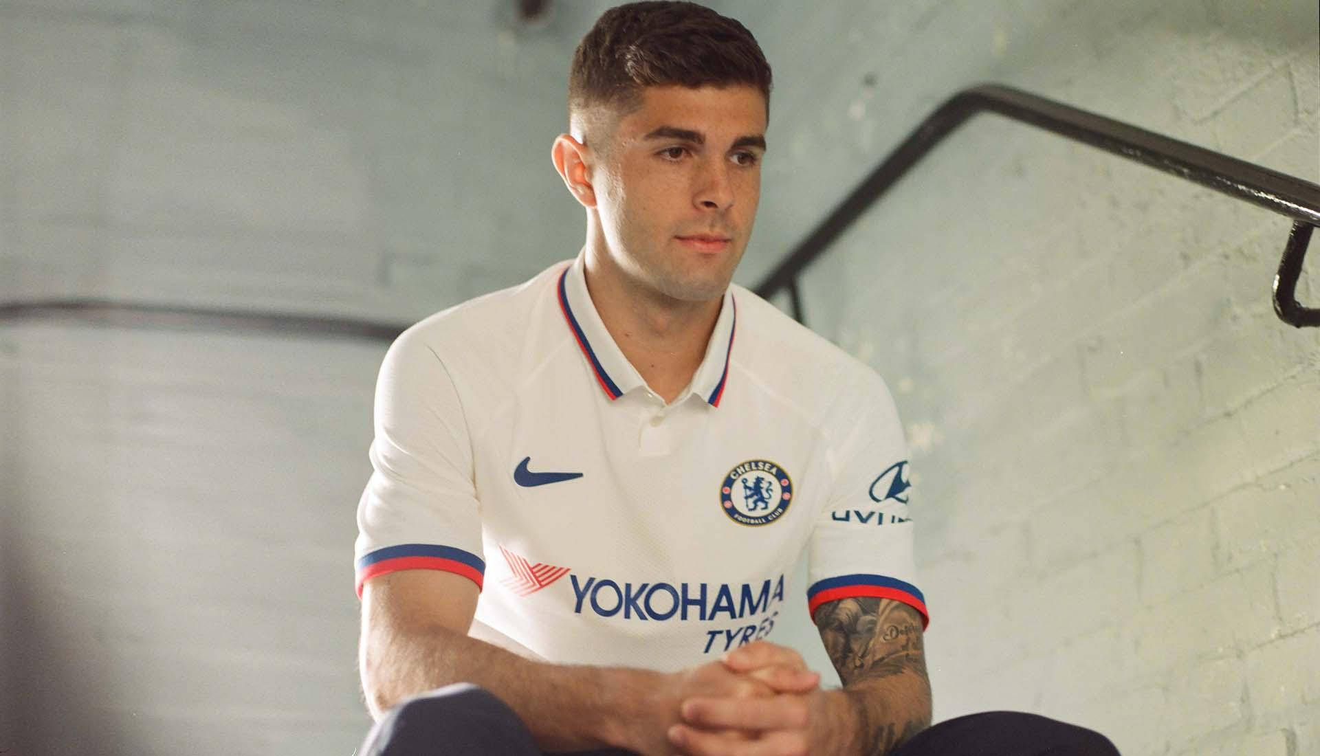 Christian Pulisic Sitting On Stairs Wallpaper