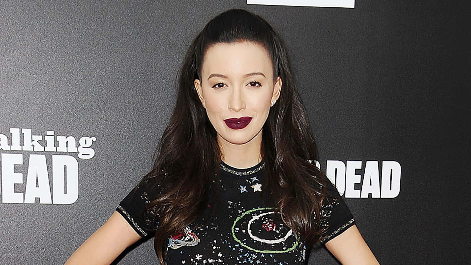 Christian Serratos Berpose Dalam Sesi Pemotretan Wallpaper