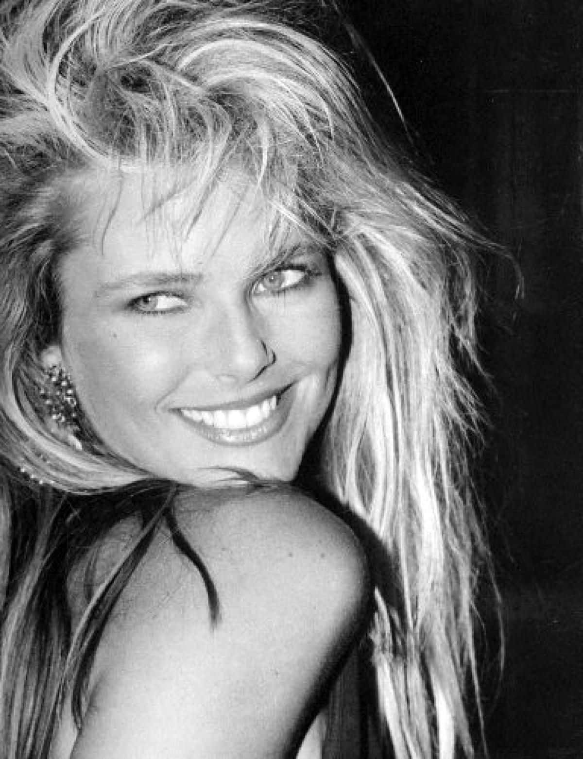 Christie Brinkley's Timeless Elegance Shines In This Captivating Portrait. Wallpaper