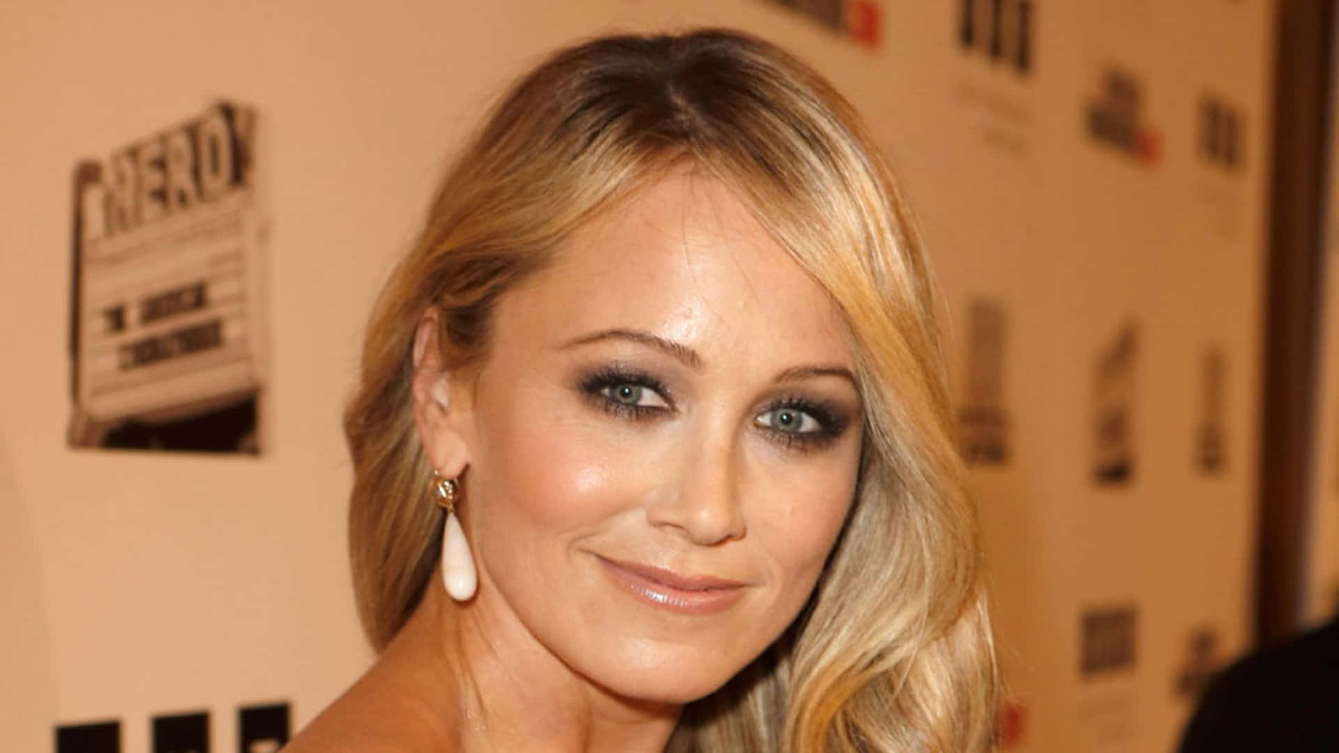 A radiant Christine Taylor in a stunning blue dress Wallpaper