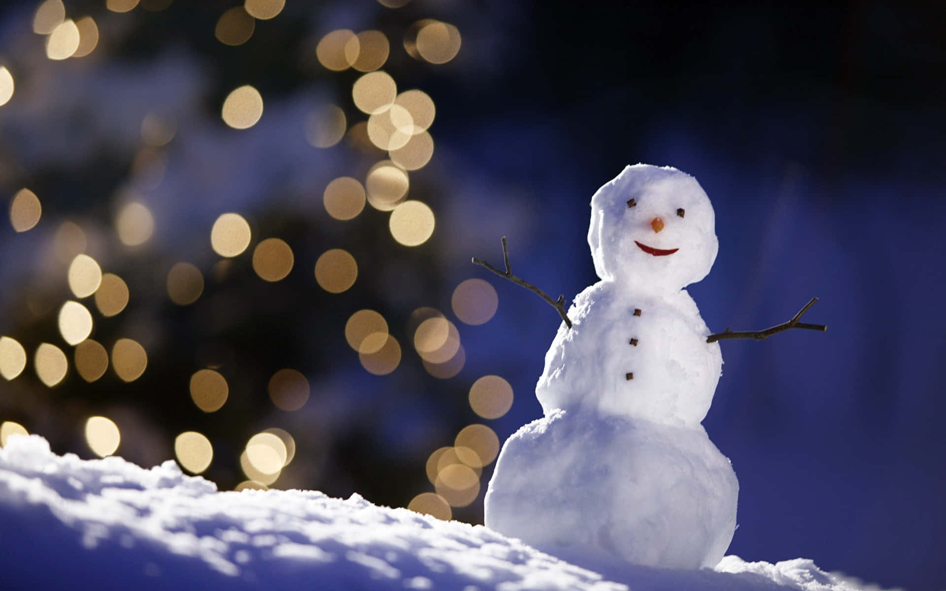 Unmuñeco De Nieve Está Parado Frente A Un Árbol De Navidad Fondo de pantalla