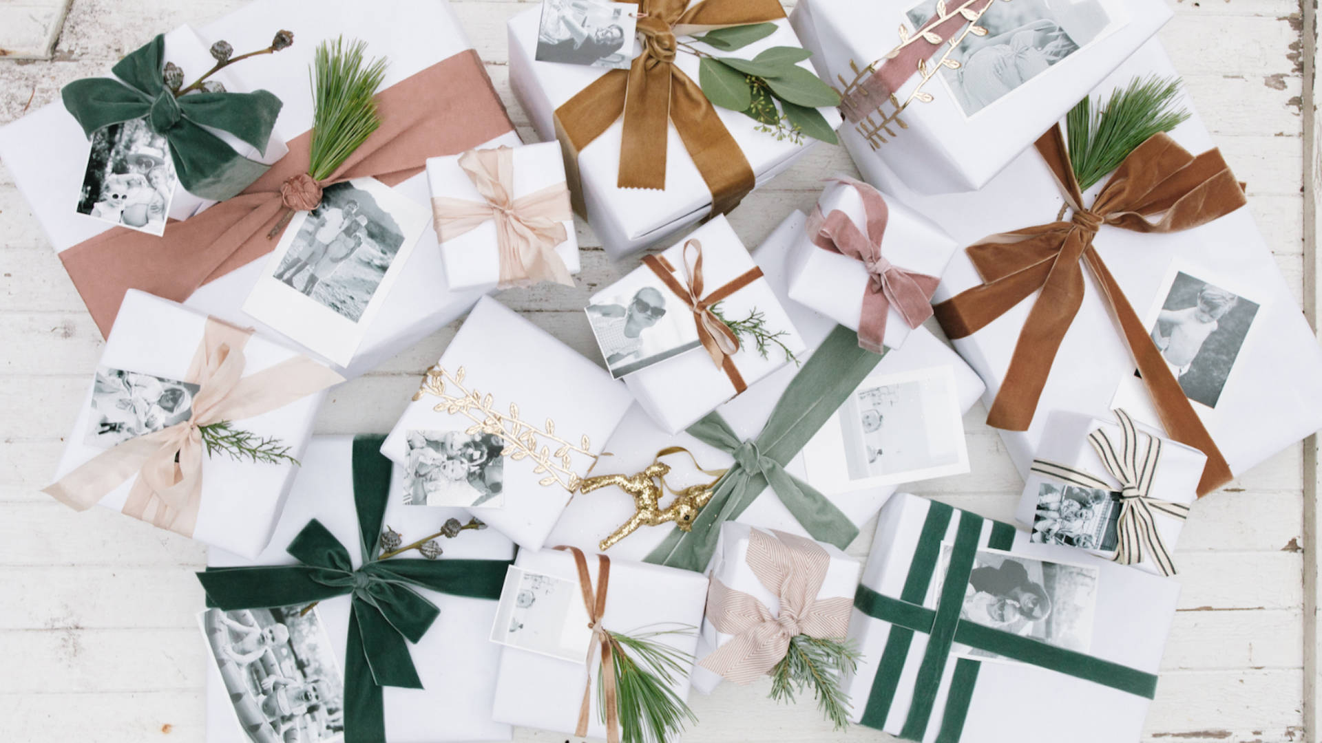 Christmas Aesthetic White Gifts Wallpaper