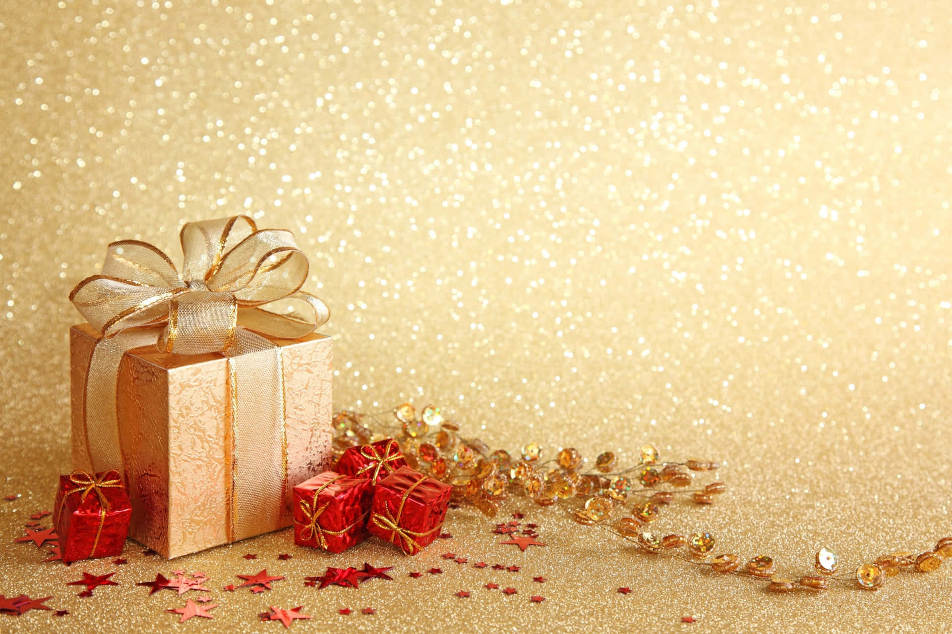Guld og røde julegaver med glitterbillede