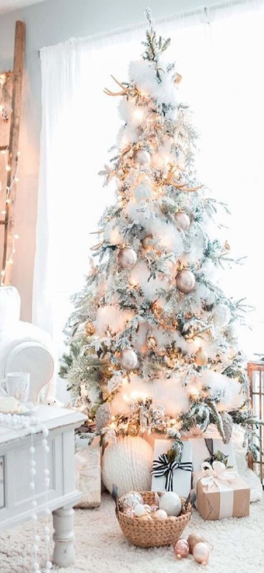 Einweißer Weihnachtsbaum Mit Weißen Dekorationen In Einem Wohnzimmer.