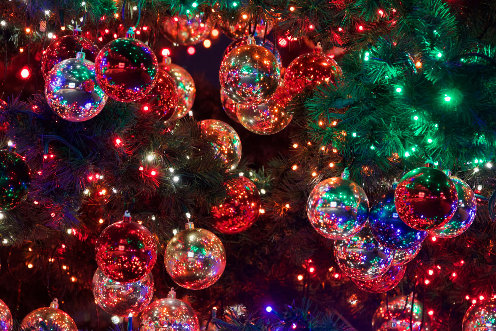 Unalbero Di Natale Con Tanti Ornamenti