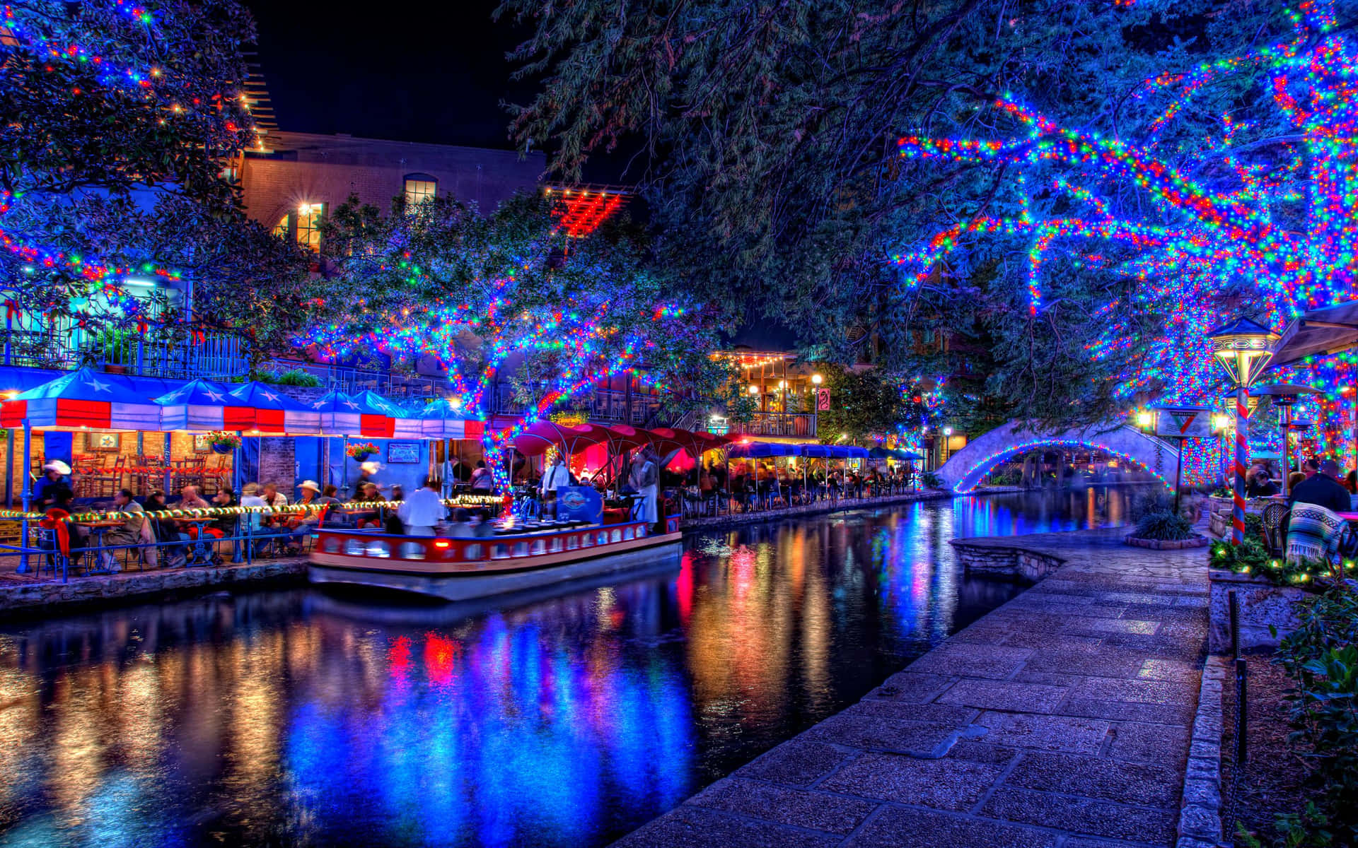 Imagende Un Canal De Luces De Navidad Con Un Barco Por La Noche