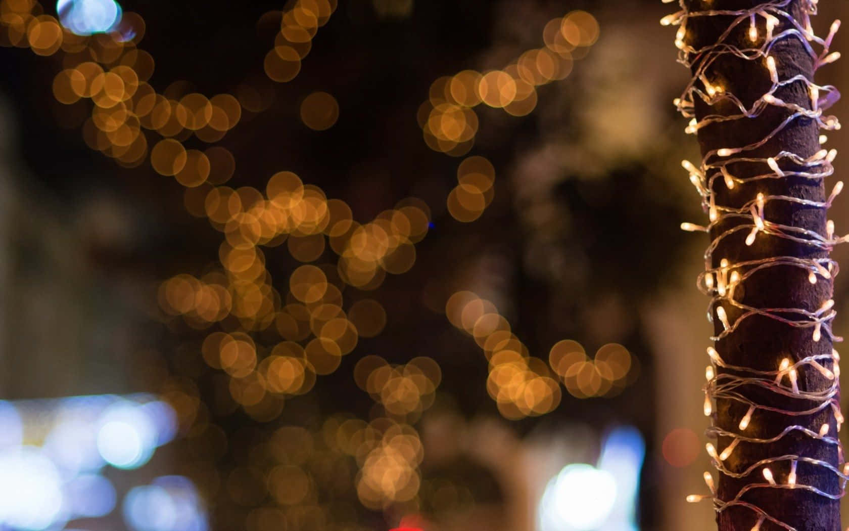 Weihnachtsbeleuchtungverschwommenes Ästhetikbild Auf Einem Straßenlaterne Foto