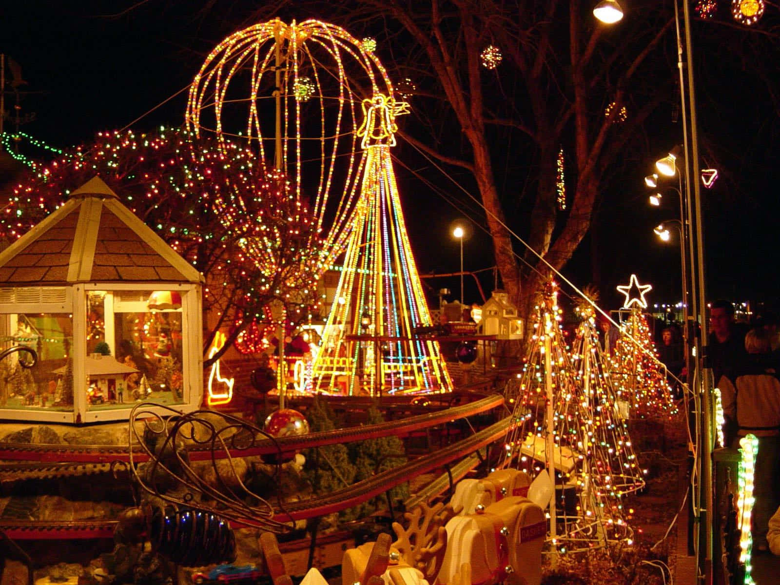 Jul lys og julepynt ved parken billede: