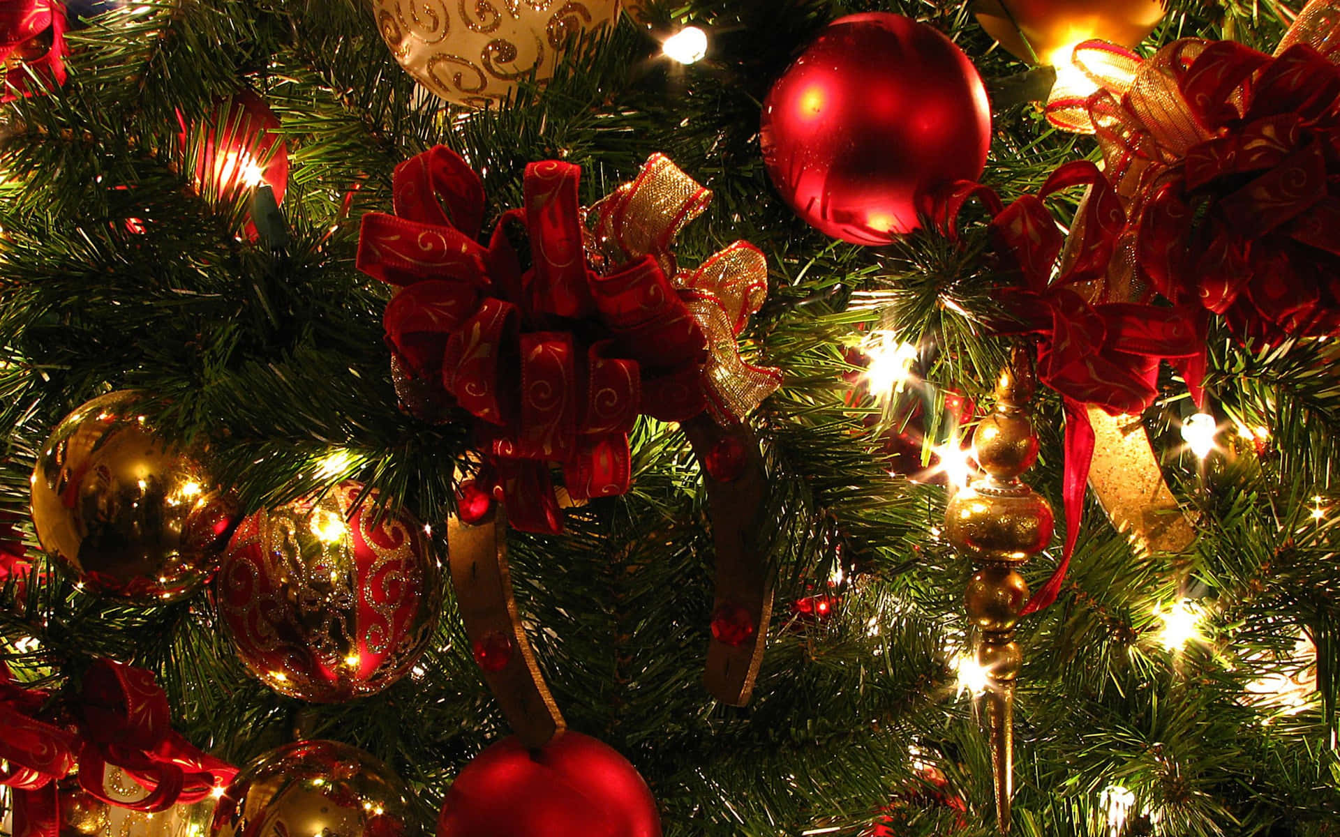 Weihnachtslichtmit Weihnachtskugeln An Einem Baum Bild.