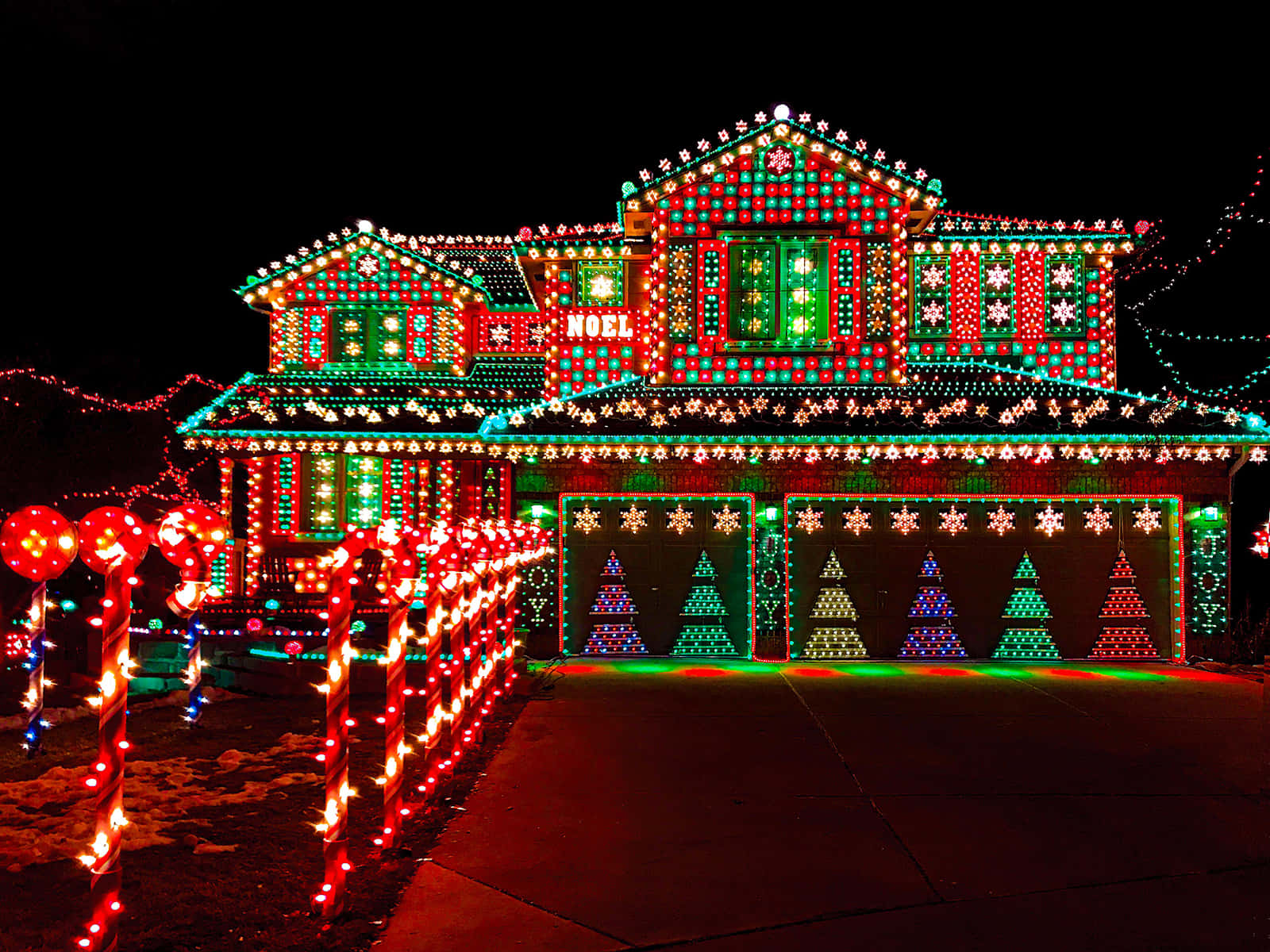 Christmas Light On House Red And Green Aesthetic Picture