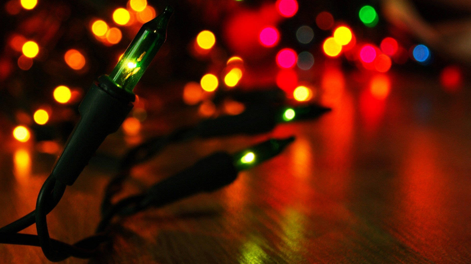 Imagemum Display De Luzes De Natal Quentes Para Uma Noite De Inverno. Papel de Parede