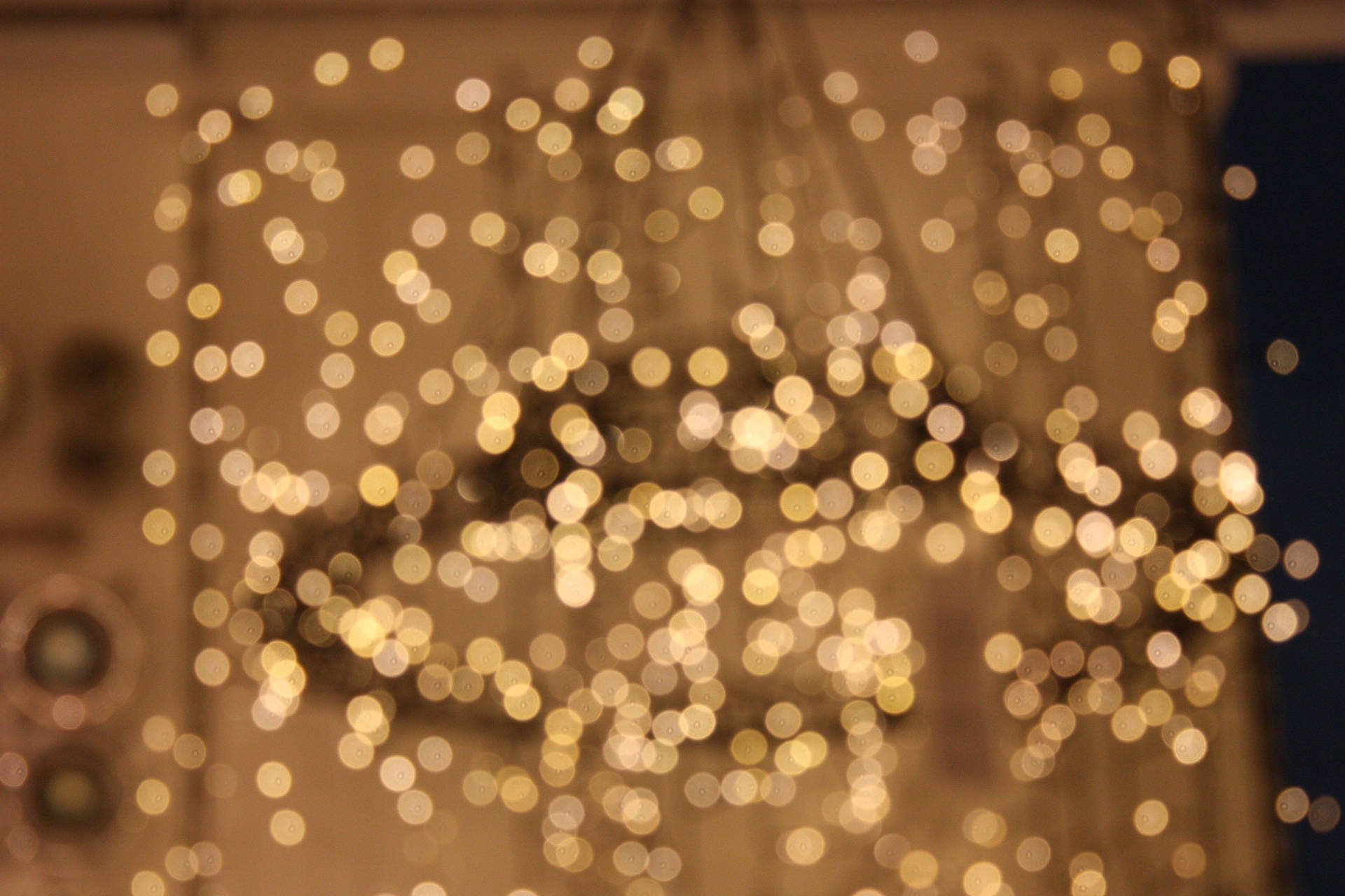 Unalbero Di Natale Accogliente Circondato Da Una Calda Luce Per Portare Allegria Durante Le Festività. Sfondo