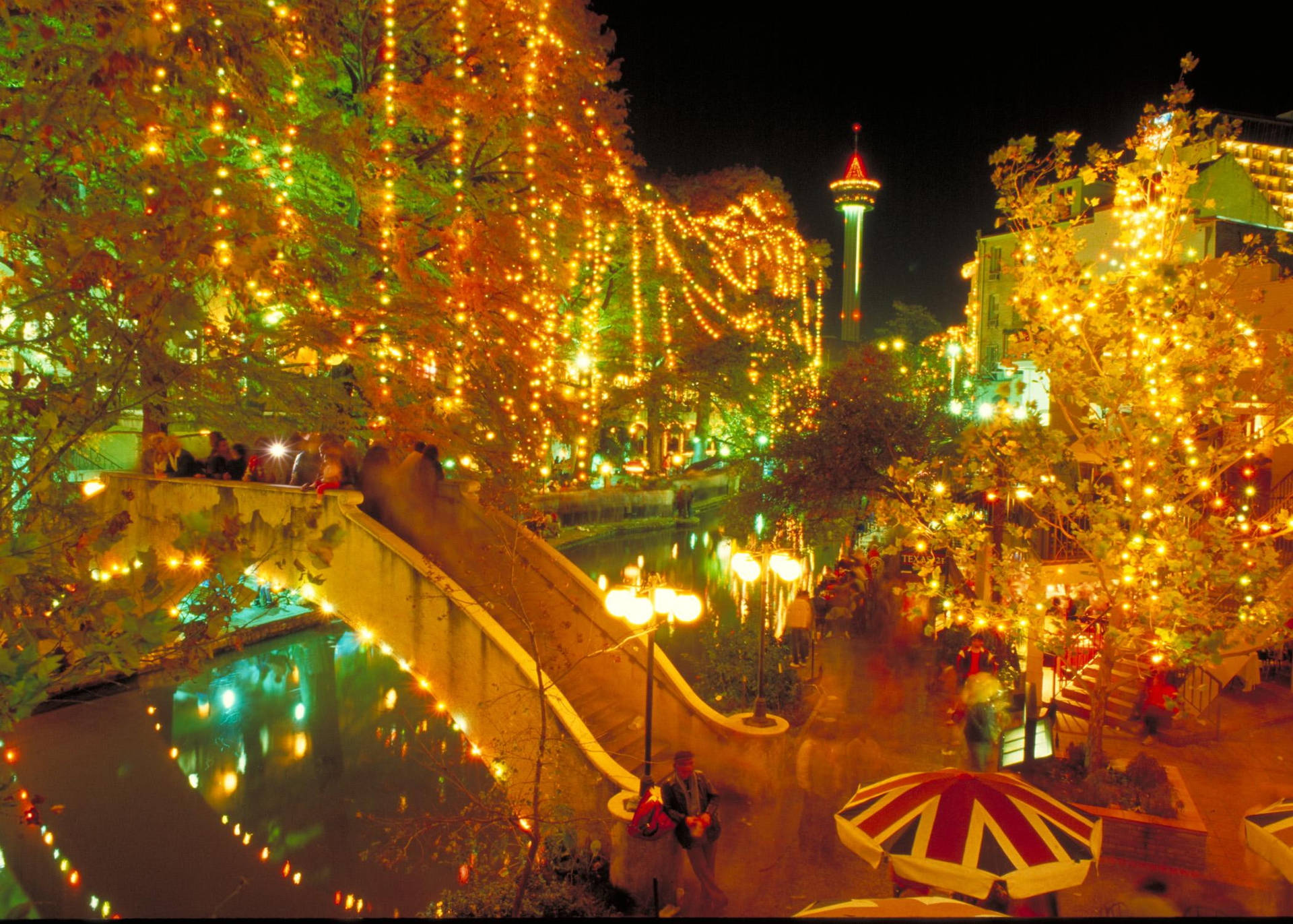 Lucesde Navidad En El San Antonio River Walk Fondo de pantalla