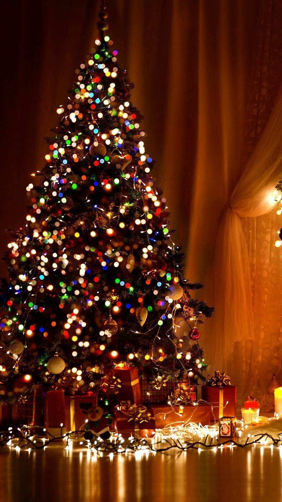 Warme,funkelnde Weihnachtslichter In Form Eines Traditionellen Weihnachtsbaums Bringen Den Festlichen Geist In Dieser Urlaubssaison Auf Ihr Handy! Wallpaper
