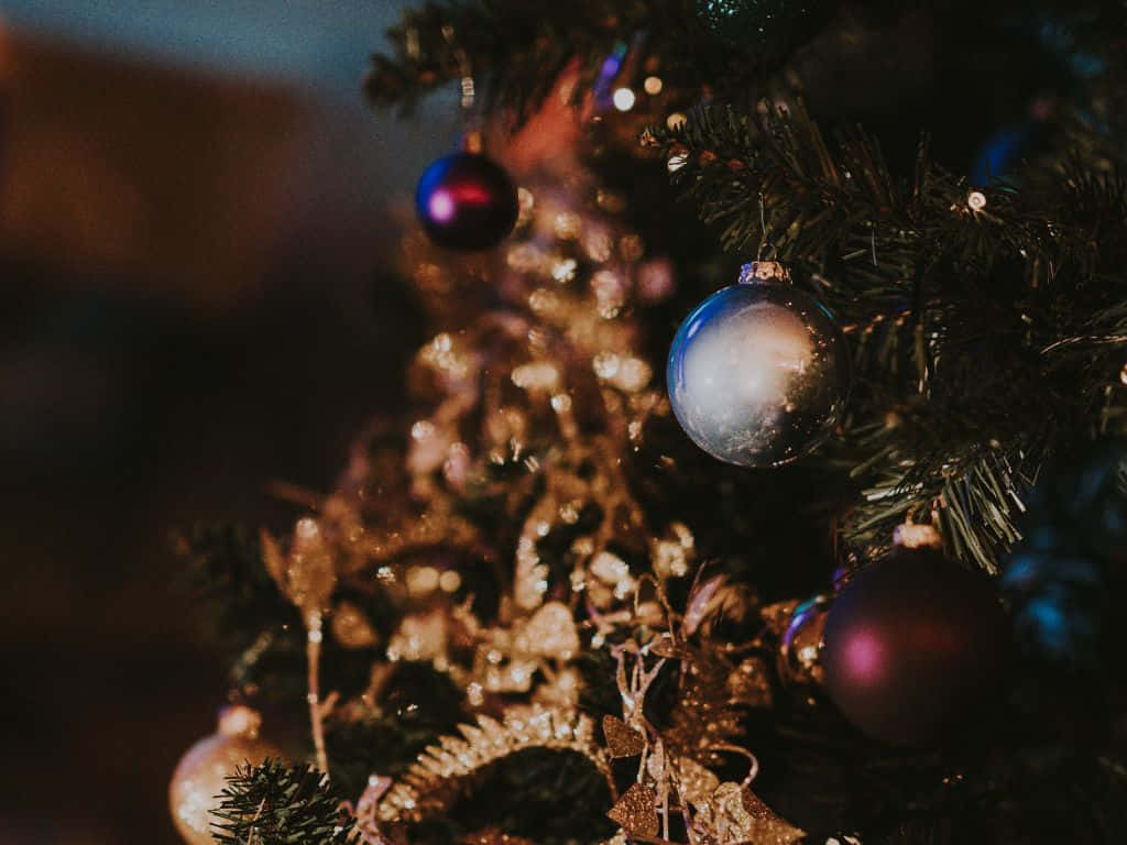 En jule træ med pynt på det. Wallpaper