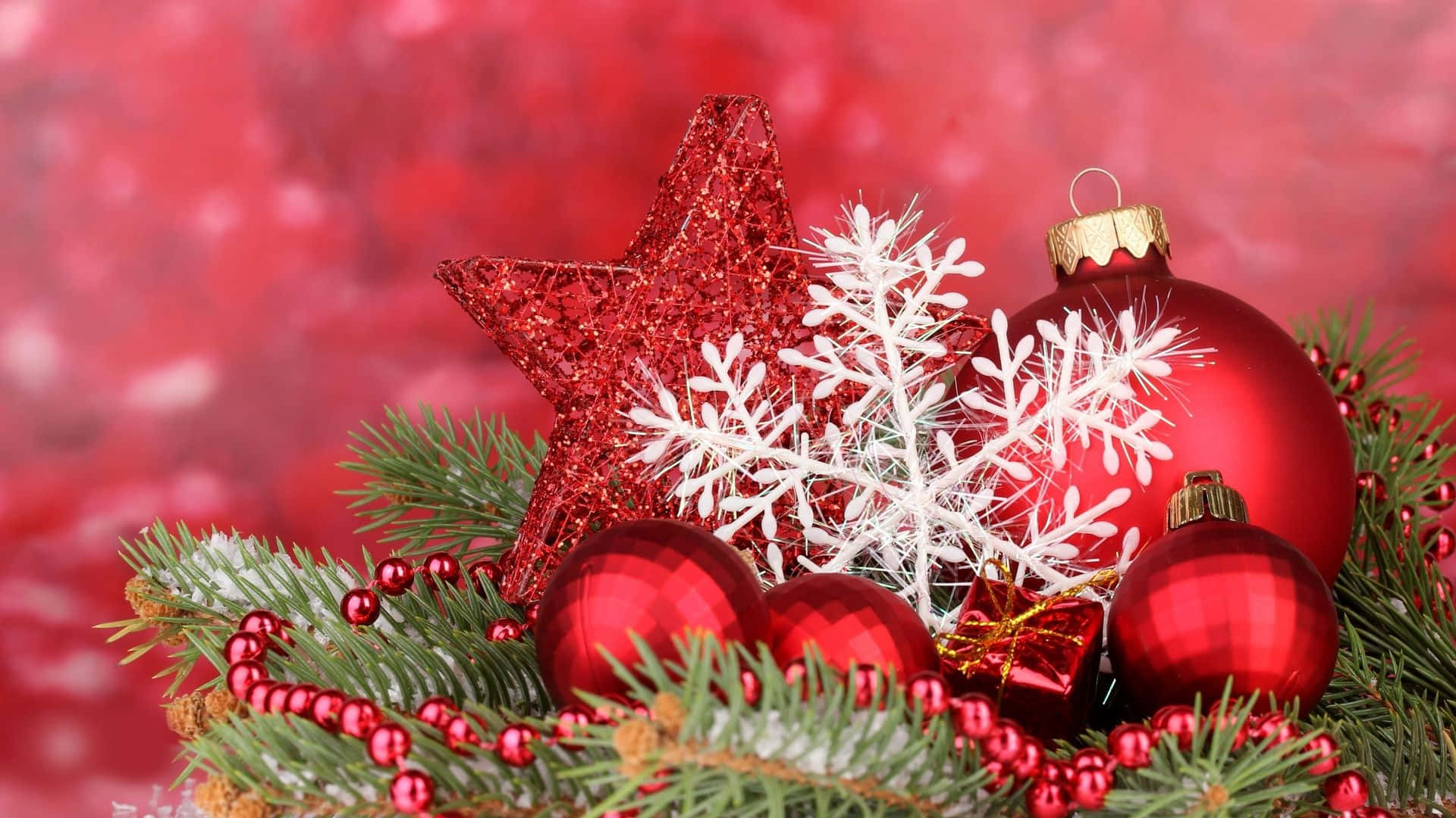 Farverige julepynt | Beskrivelse: Assorteret af festlige julepynt i forskellige farver og størrelser | Relaterede søgeord: Juledekorationer, Xmas, kugler, dekoration, ferie, træ, snefnug, juleklokker, tinsel, stjerne Wallpaper