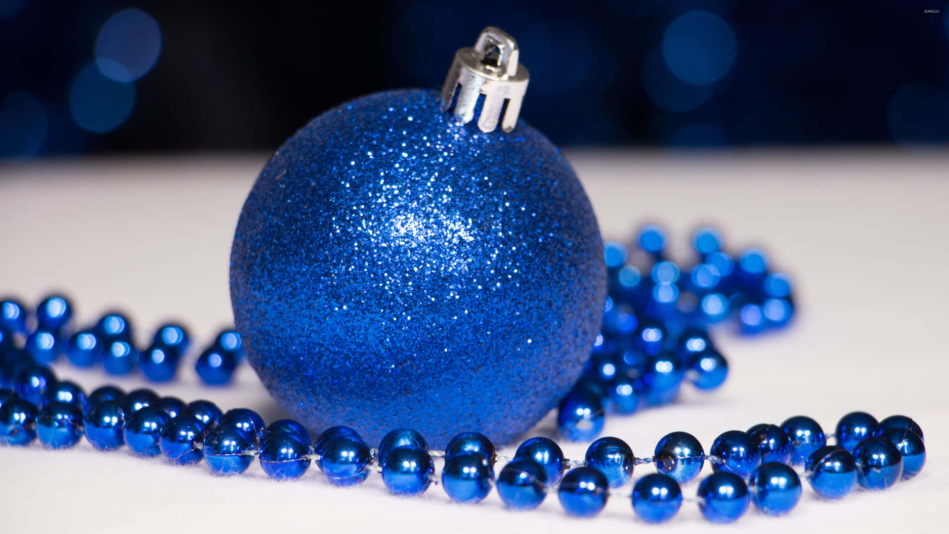 Blå julepynt med perler på et bordklæde baggrundsbillede Wallpaper
