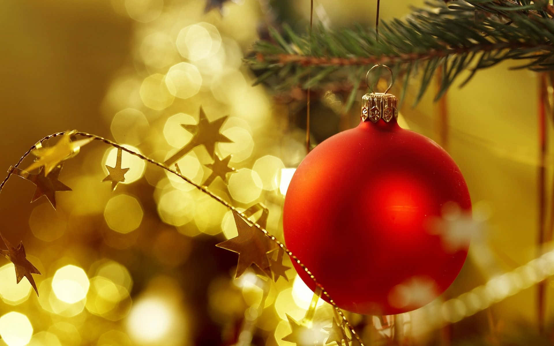Schmückensie Ihren Weihnachtsbaum Mit Magischen Ornamenten. Wallpaper