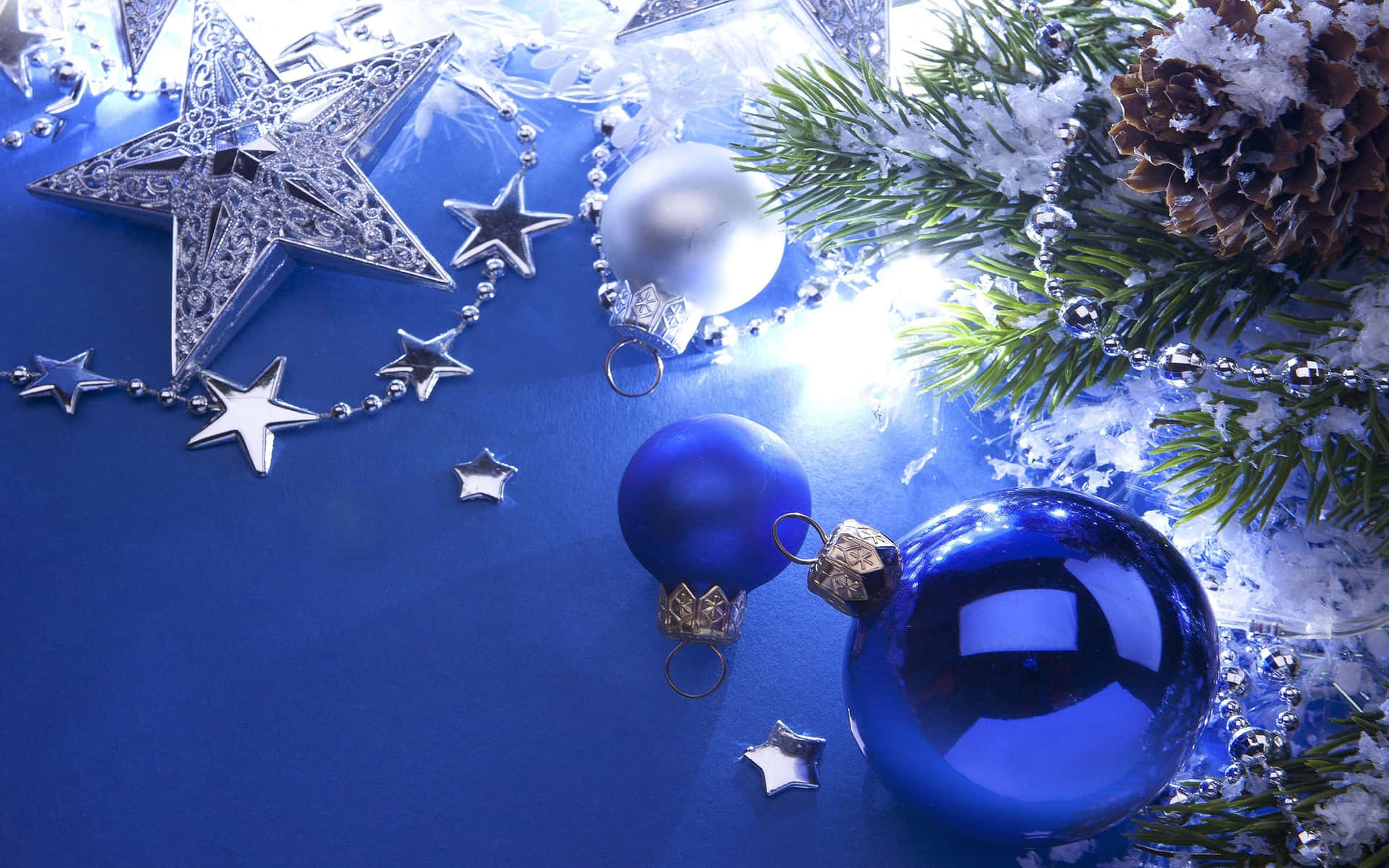 Et blåt baggrund med en jule træ og pyntegenstande. Wallpaper