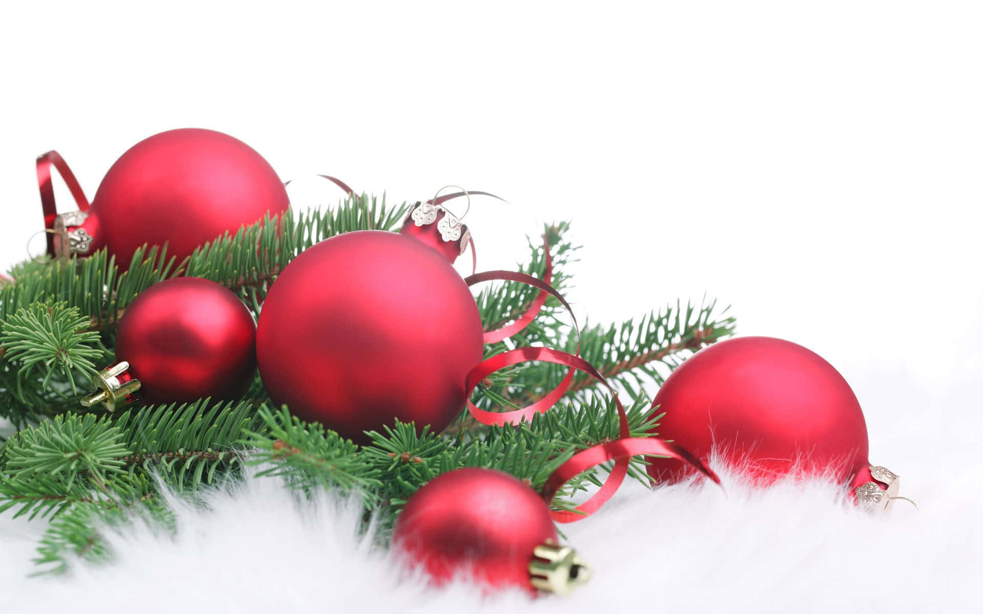 En juletræ med røde pyntegenstande og hvid pels. Wallpaper